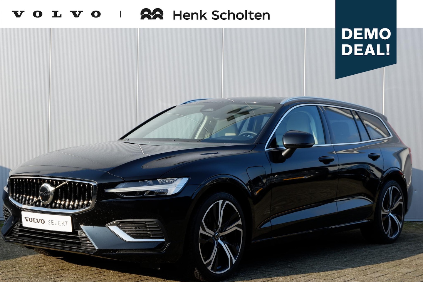 Volvo V60 - T6 AWD AUT8 350PK Essential Edition, Lederen bekelding, Stoel- & stuurwielverwarming, Park - AutoWereld.nl