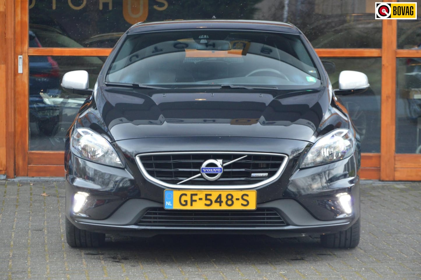 Volvo V40 - T4 R-Design | 180PK | Telefoonvoorbereiding| Automaat | Parkeersensoren | Navigatie | - AutoWereld.nl