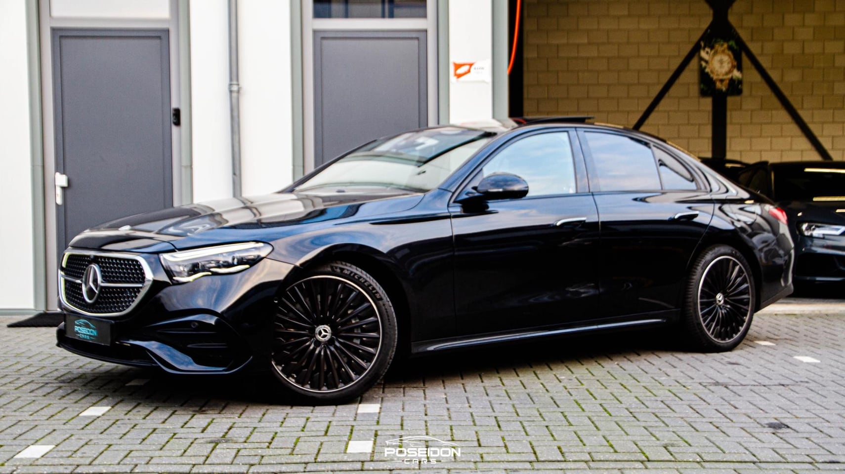 Mercedes-Benz E-klasse - 300 e 4MATIC AMG | ORIG NL | BTW | PANO | NIGHT | HEAD-UP | 4-WIELBESTURING | MEMORY | STO - AutoWereld.nl