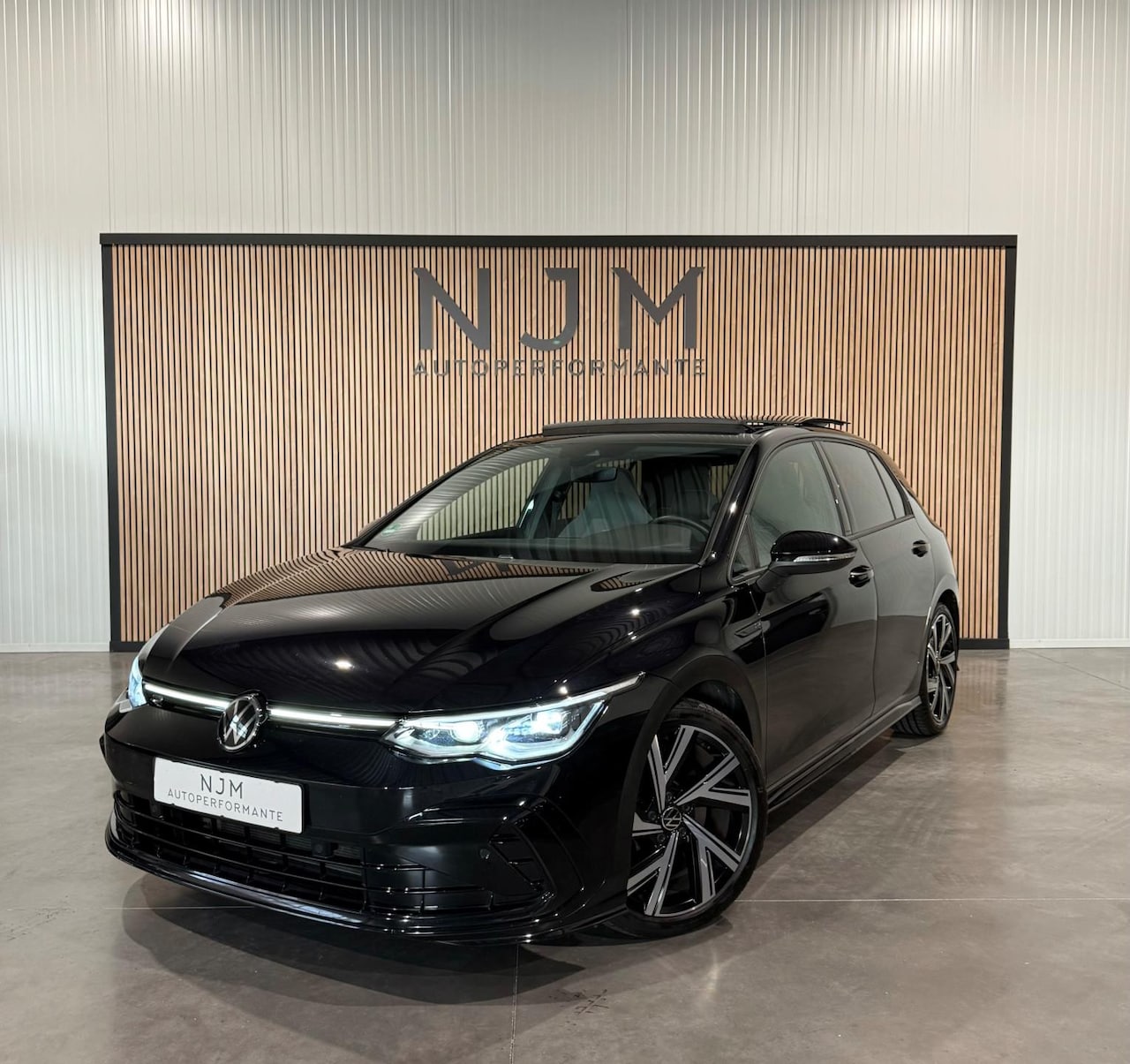 Volkswagen Golf - 1.5 eTSI R-Line|Pano|H&K|Trekhaak|Matrix - AutoWereld.nl