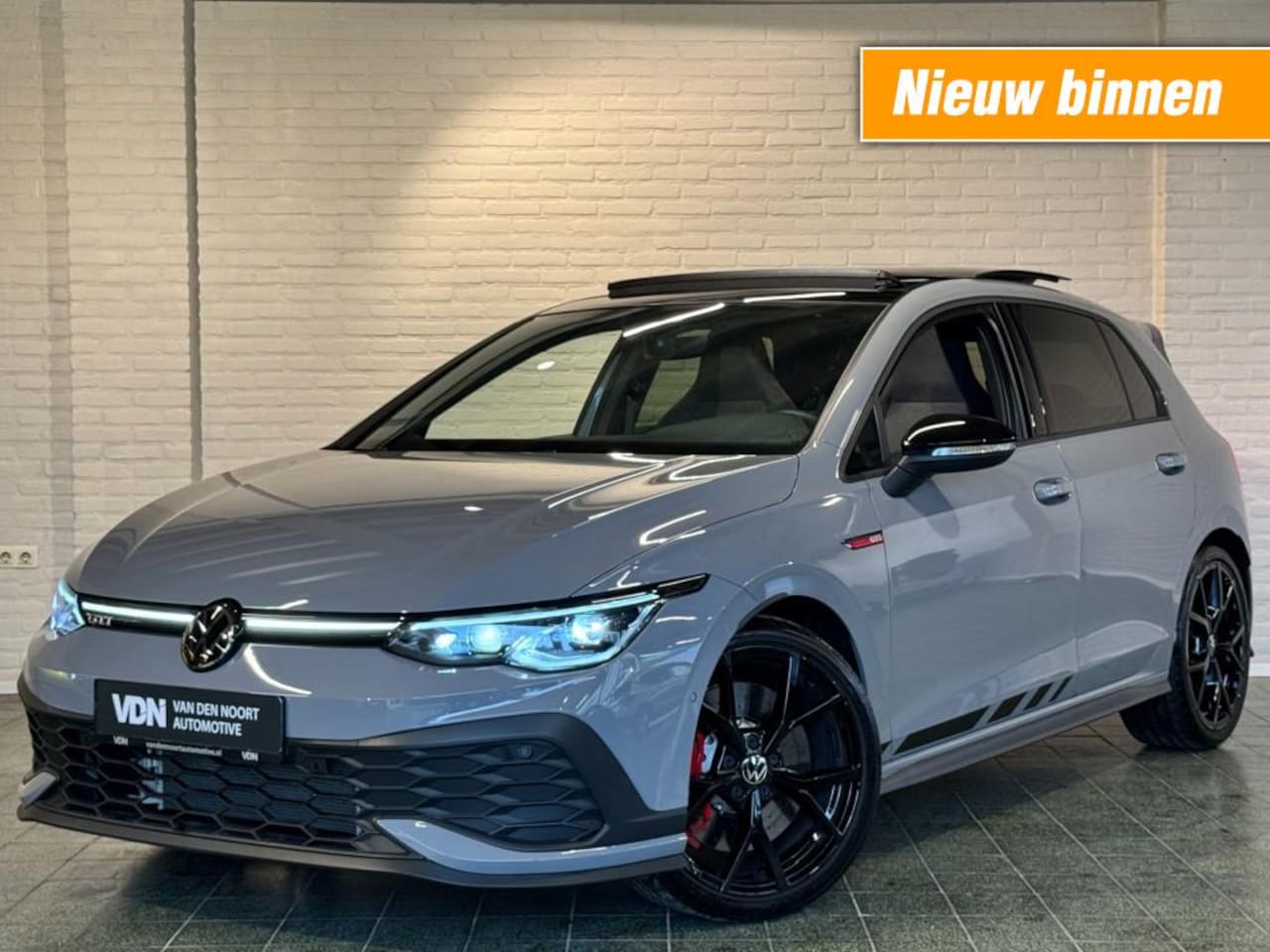 Volkswagen Golf - 2.0 TSI GTI Clubsport 300pk Pano HenK Sfeer Stuurverw  IQ LED 19' - AutoWereld.nl