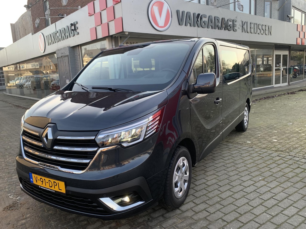 Renault Trafic - 2.0 dCi 150 T29 L2H1 DC Business luxe keyless - AutoWereld.nl