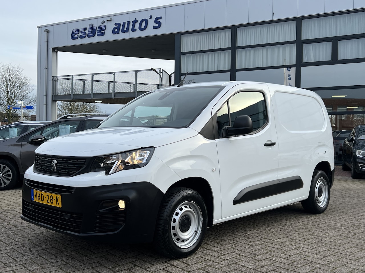 Peugeot Partner - 1.5 BlueHDI 100 pk Premium 3-Zits Navigatie Parkeersensoren Airco Cruise Control Zijschuif - AutoWereld.nl