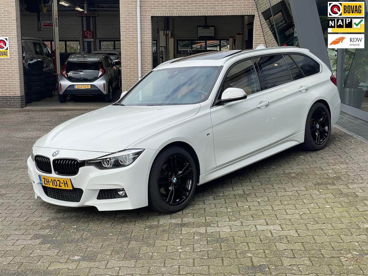 BMW 3-serie Touring - 318i M Sport high exective aut pano dak - AutoWereld.nl