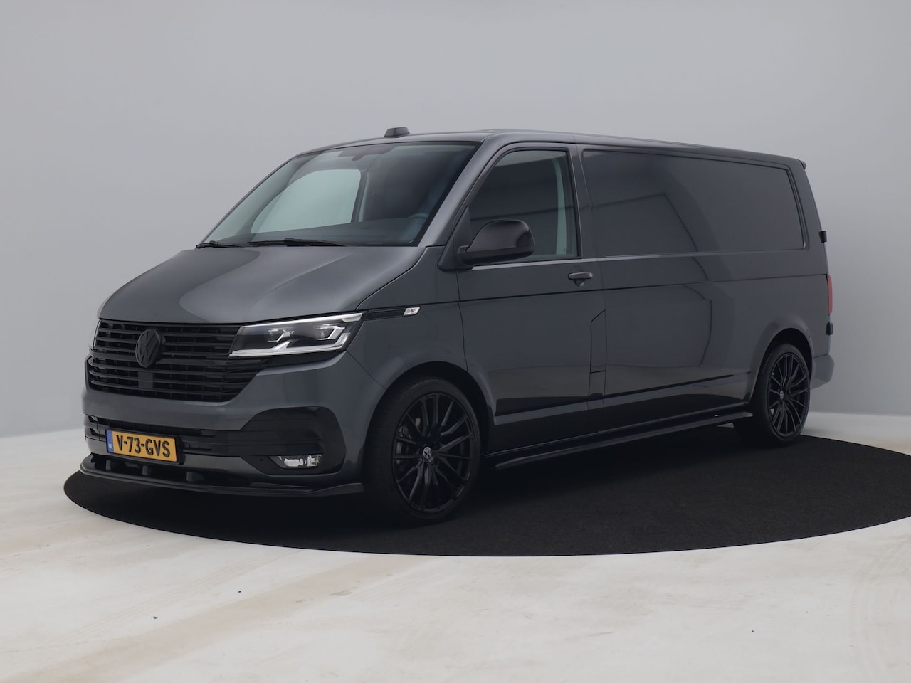 Volkswagen Transporter - 2.0 TDI 150PK DSG-7 L2H1 28 Highline | BLACK | LEDER | 20" | TREKHAAK | LED - AutoWereld.nl