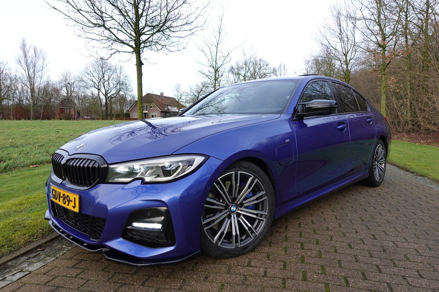 BMW 3-serie - 330e High Executive | M-Sport | Adaptive Cruise |Schuifdak | Laser koplampen | 360 Camera - AutoWereld.nl