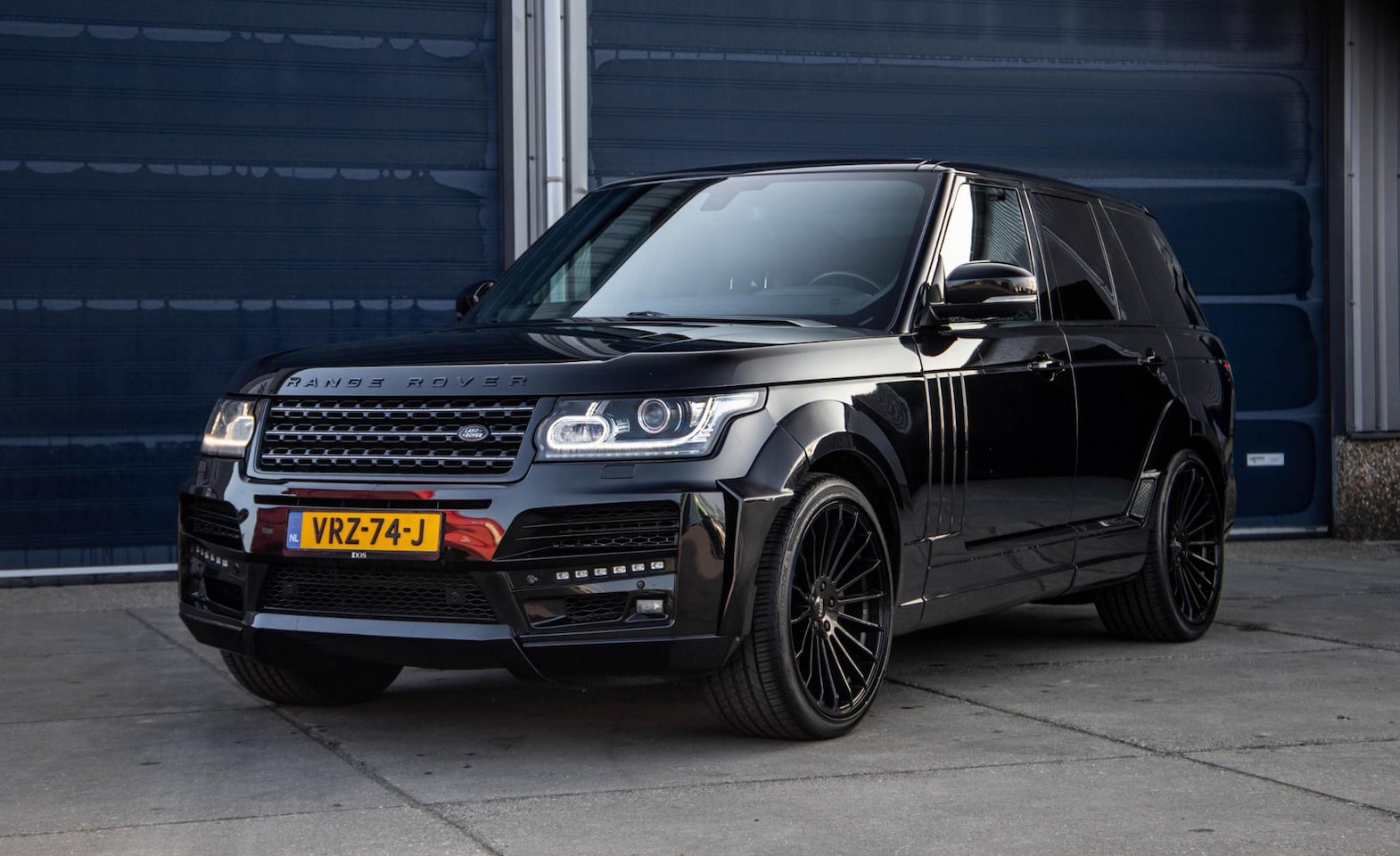 Land Rover Range Rover - SDV8 GRIJS KENTEKEN / WIDE BODY STARTECH PAKKET / 4.4 SDV8 / 22'' WIELEN / PANORAMA DAK / - AutoWereld.nl