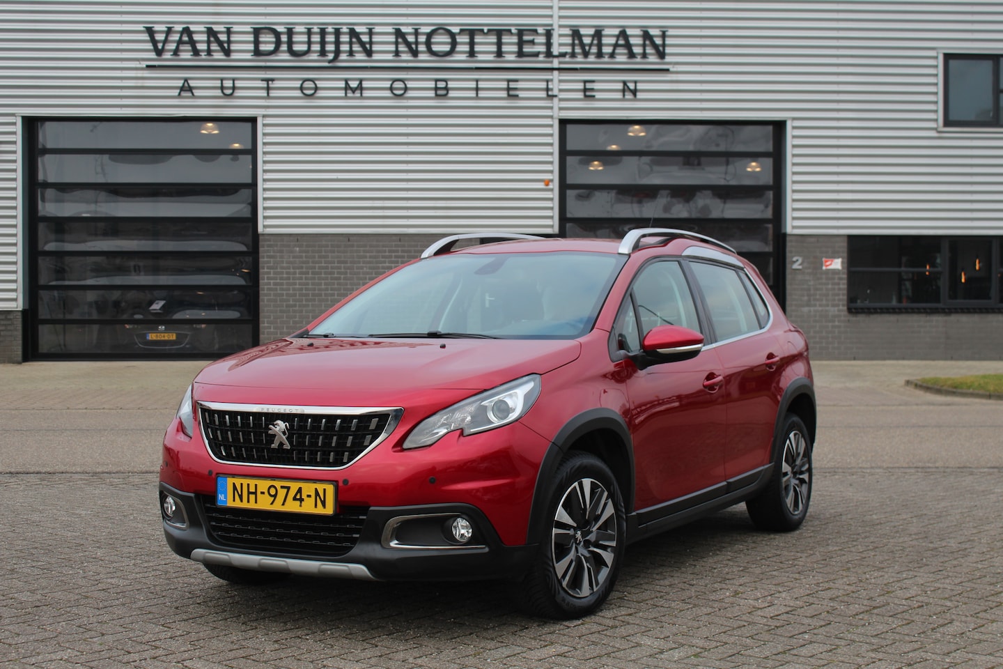 Peugeot 2008 - 1.2 PureTech Allure / Carplay / Clima / PDC / N.A.P. - AutoWereld.nl