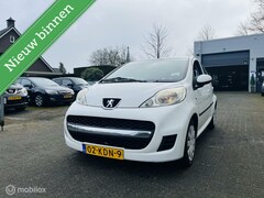 Peugeot 107 - 1.0-12V 5 deurs Sublime / Airco / Audio / Zuinig