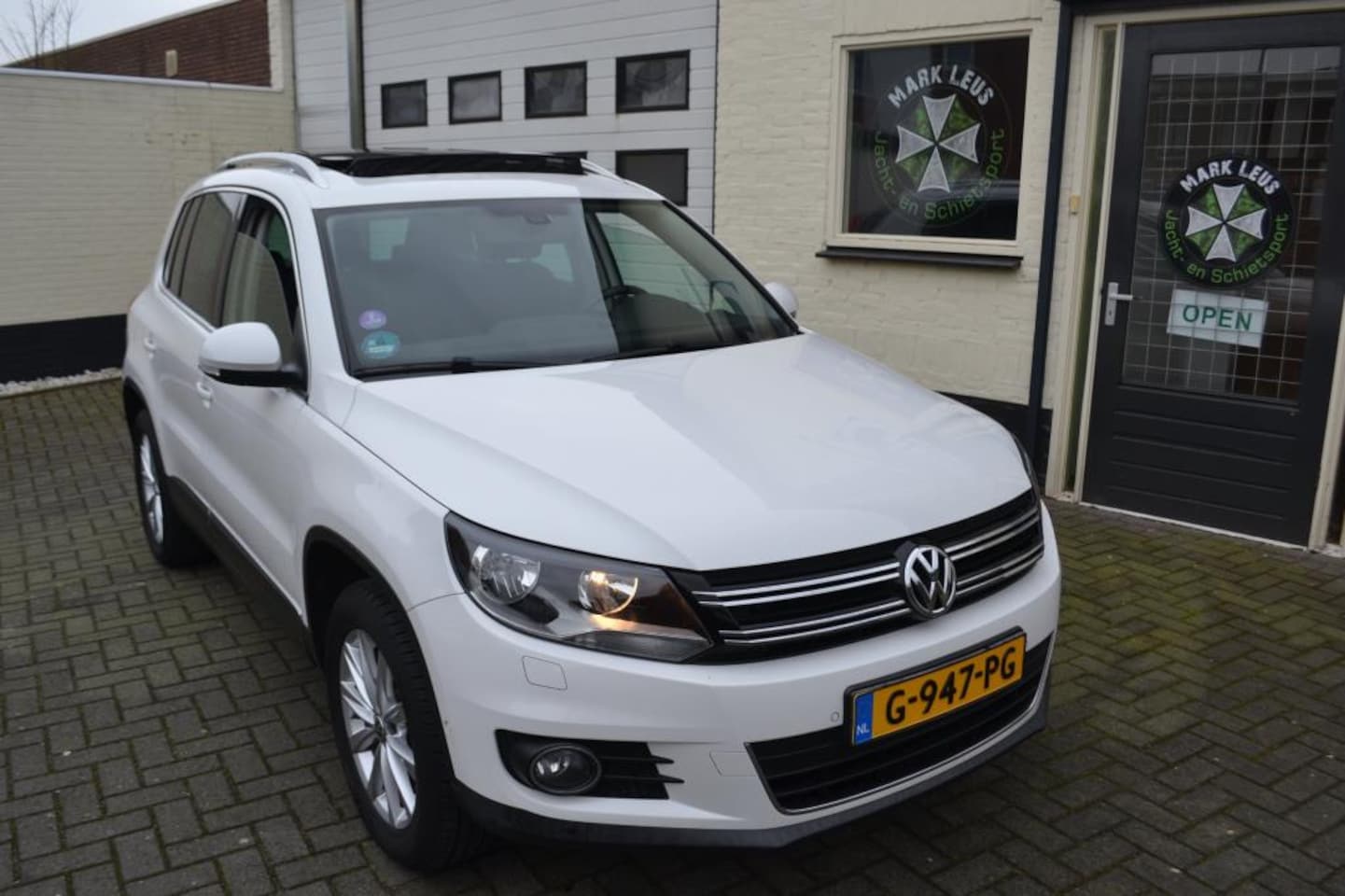 Volkswagen Tiguan - 1.4 TSI R line Sport&Style Pano/Navi/Cruise/Trekhaak - AutoWereld.nl