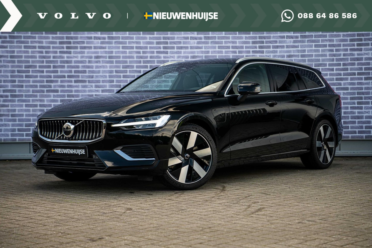 Volvo V60 - 2.0 T6 Plug-in hybrid AWD Essential Edition | Uit Voorraad Leverbaar | Driver Assist | Cli - AutoWereld.nl