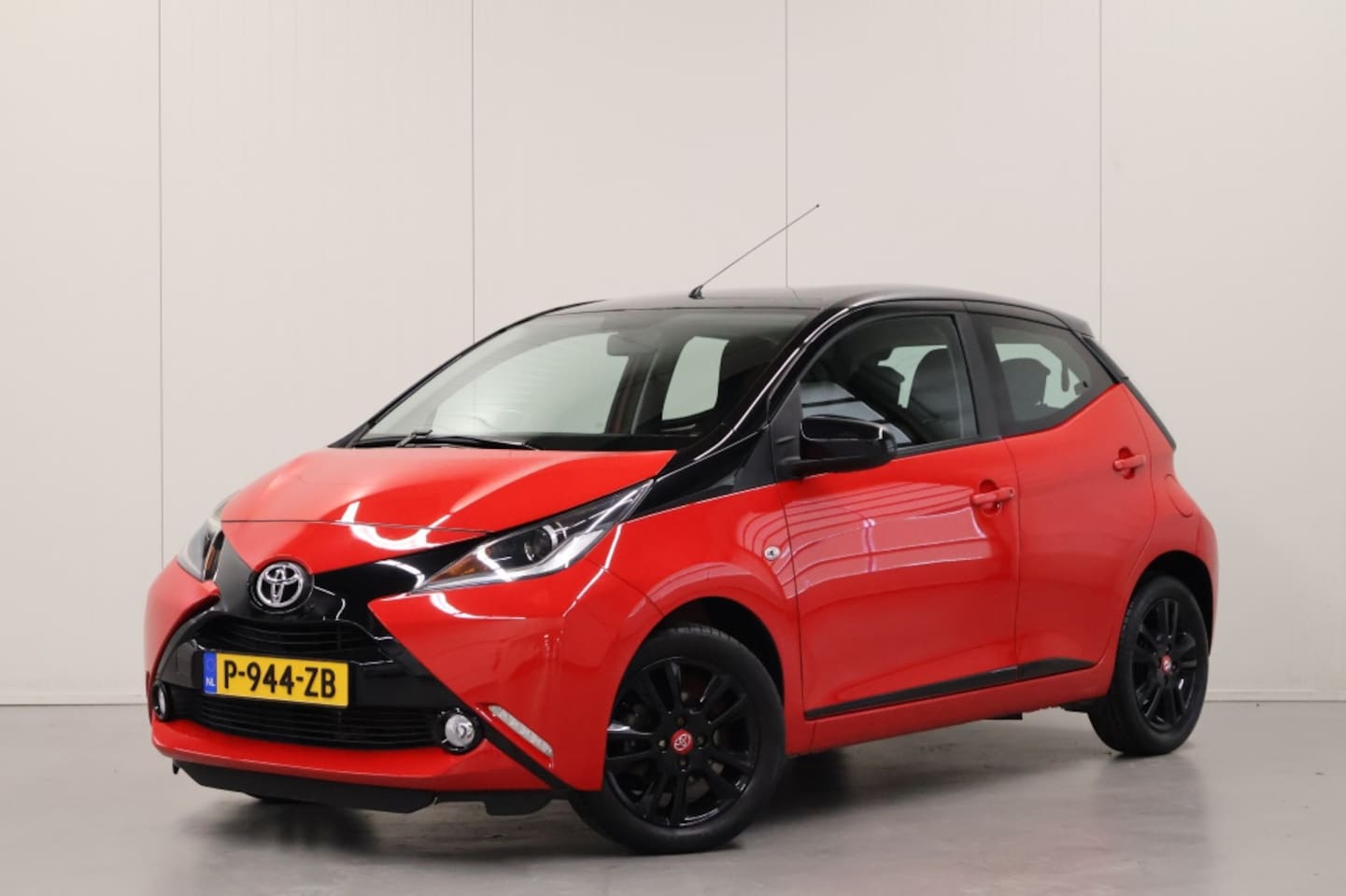 Toyota Aygo - 1.0 VVT-i x-cite 1.0 VVT-i x-cite - AutoWereld.nl