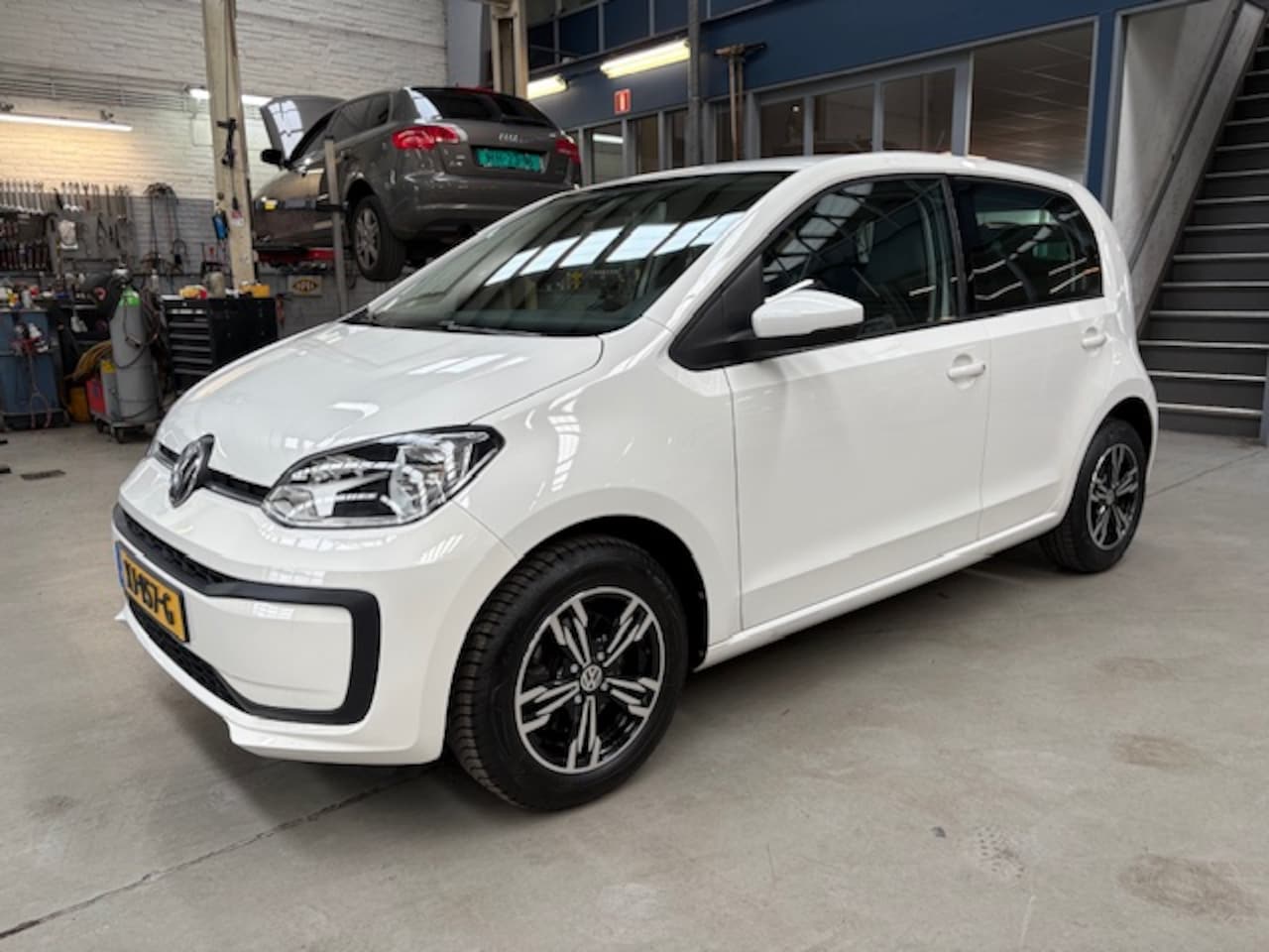 Volkswagen Up! - 1.0 60PK 5D BMT Move up! | Airco | Bluetooth | Lichtsensor | Lm velgen | All season banden - AutoWereld.nl