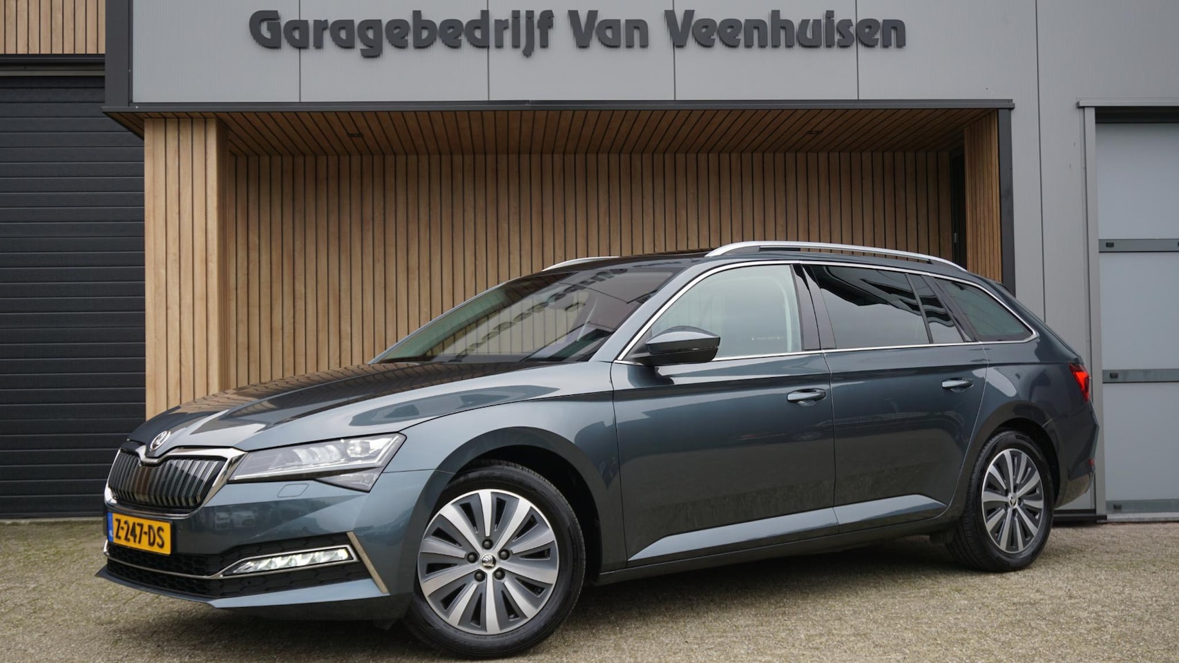 Skoda Superb Combi - 1.4 TSI 218pk iV Business Edition Plus Pano.Dak Elek.Trekhaak LED 17inch LM Stuur & Stoelv - AutoWereld.nl