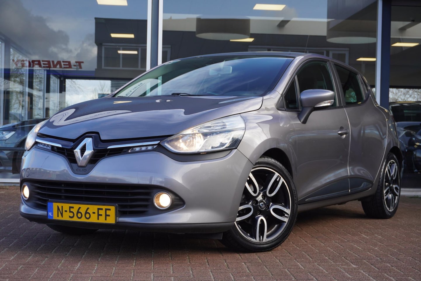 Renault Clio - 1.2 16V | 5deurs | Airco| Elek. Pakket | LM velgen | Sportief | Inruil mogelijk - AutoWereld.nl