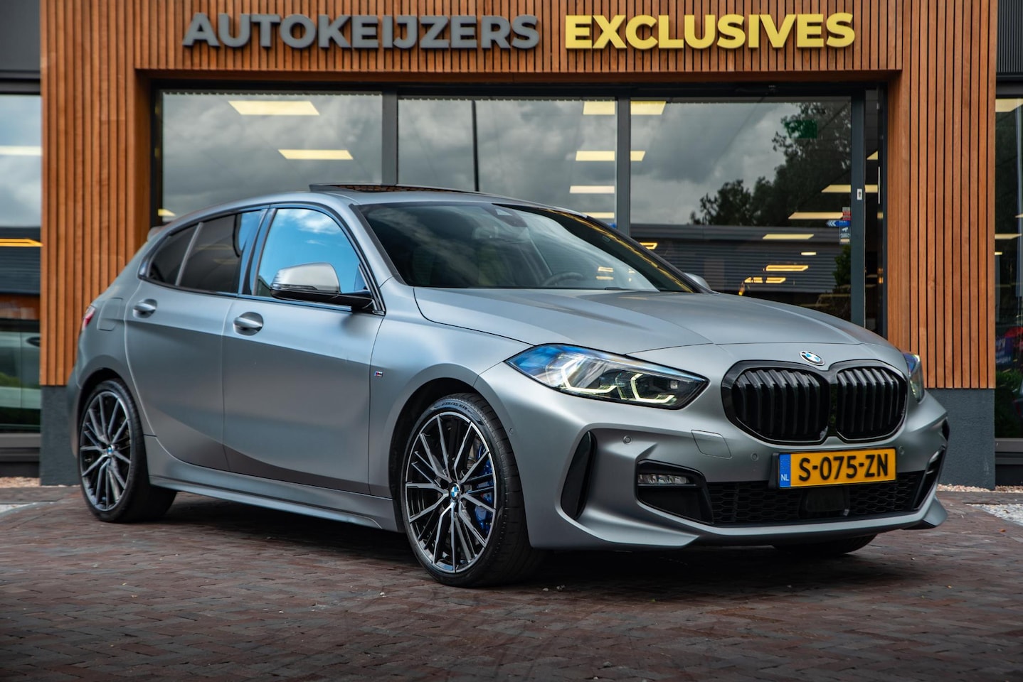 BMW 1-serie - 118i Executive Frozen Grey M Pakket Panoramadak Cruise Clima 19''LM - AutoWereld.nl