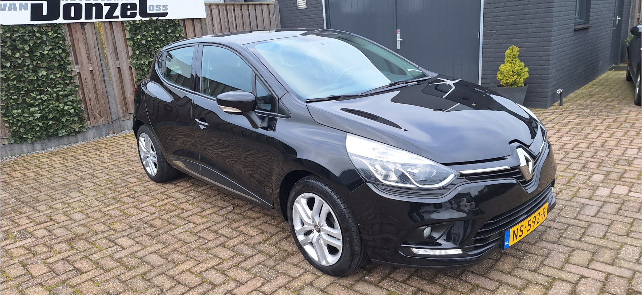 Renault Clio - 0.9 TCe Limited + NAVIGATIE + CRUISE CONTROL - AutoWereld.nl