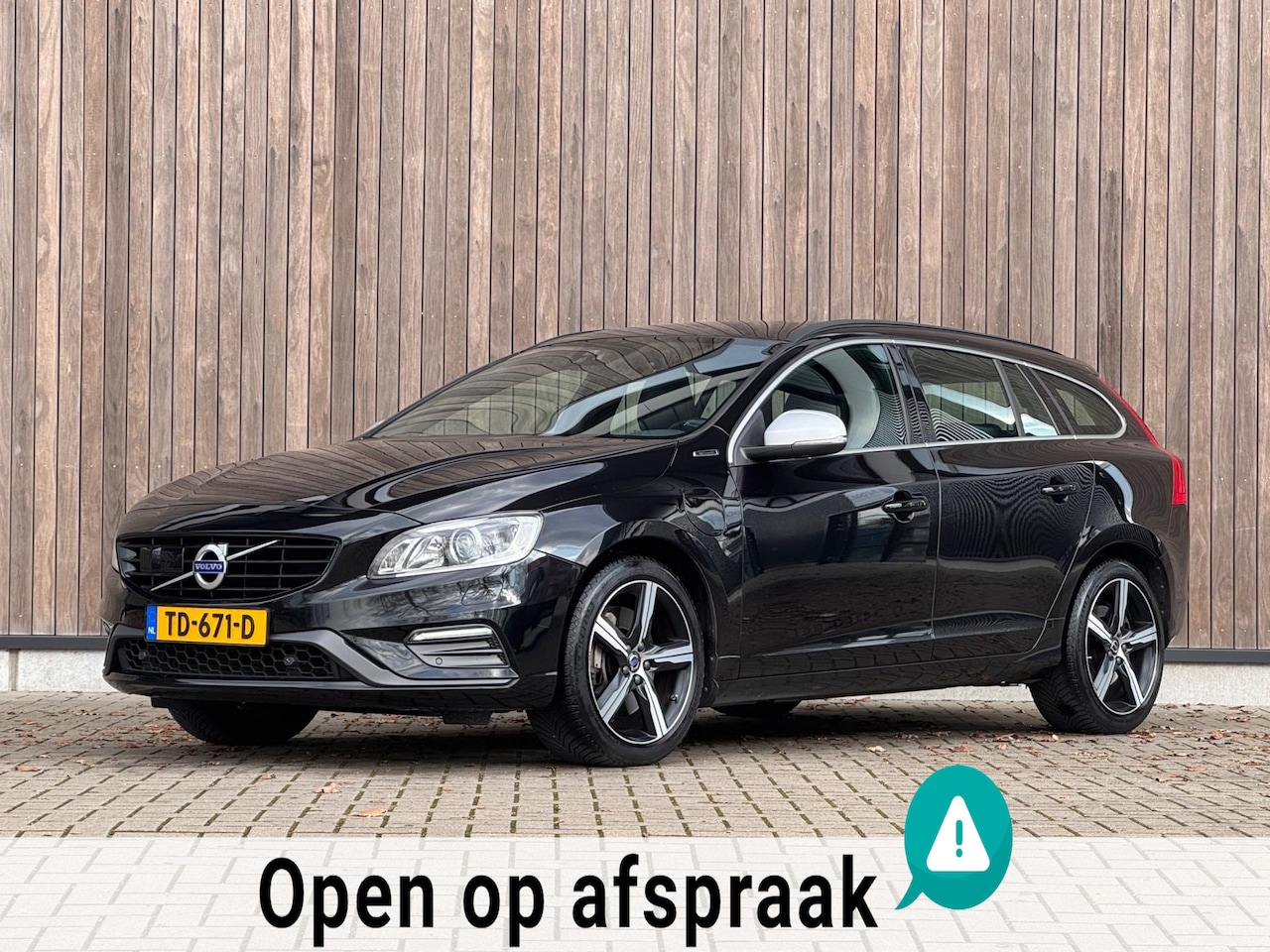 Volvo V60 - 2.4 D5 Twin Engine R-Design |Trekhaak|ACC|BLIS| - AutoWereld.nl