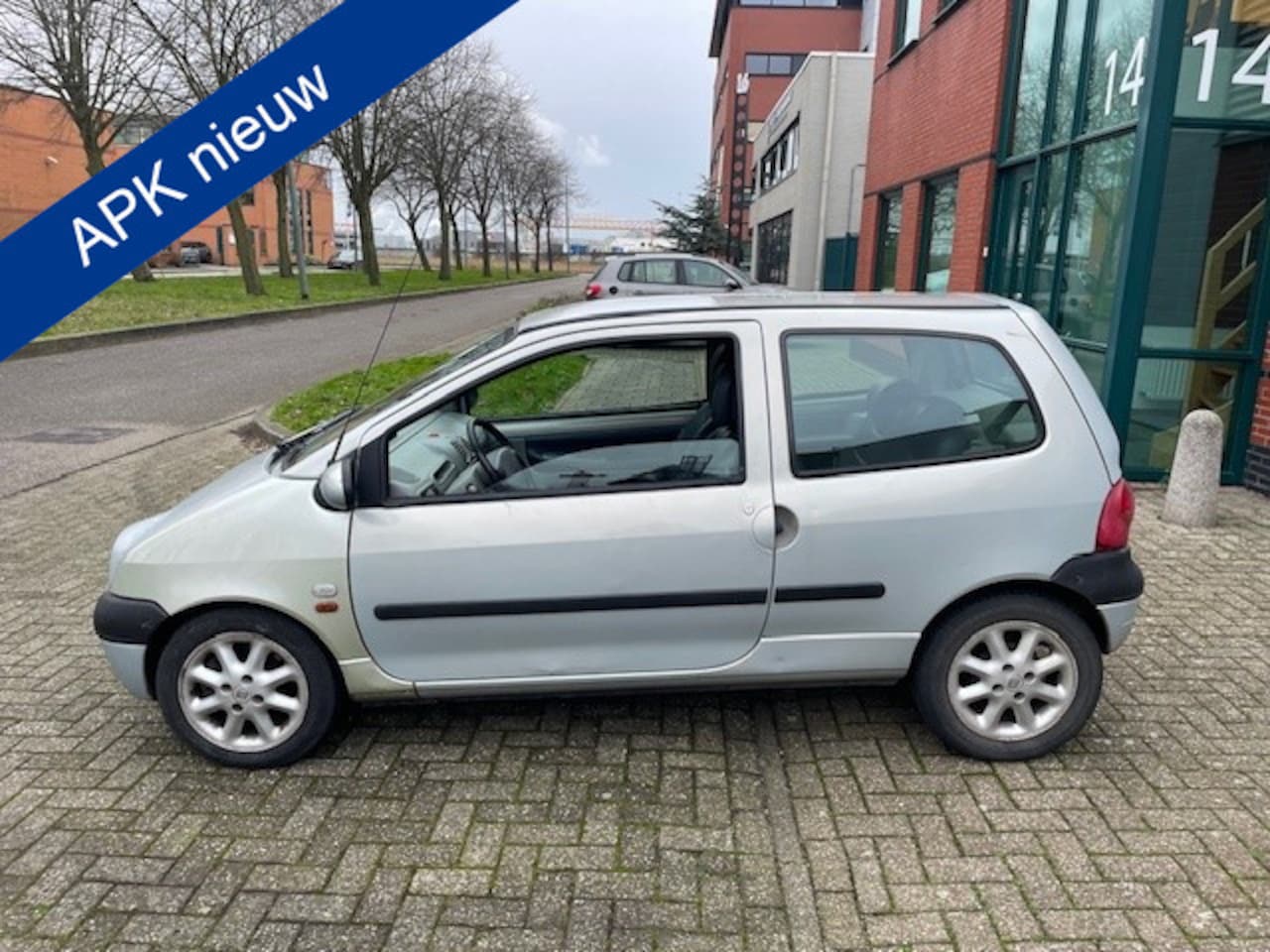 Renault Twingo - 1.2-16V Epicéa | INITIALE PARIS | NW APK TM 26/01/2026 PARKEERSENSOREN ACHTER EL.RAMEN + E - AutoWereld.nl