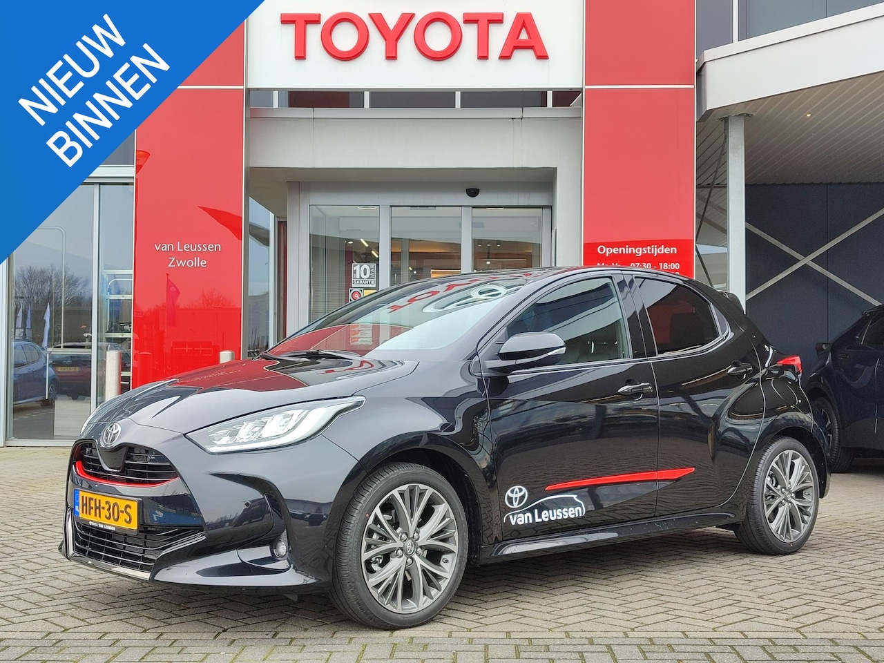 Toyota Yaris - 1.5 Hybrid 130 Executive 17' LM-VELGEN KEYLESS STOELVERW PARK-SENSOREN NAVI BLIND SPOT APP - AutoWereld.nl