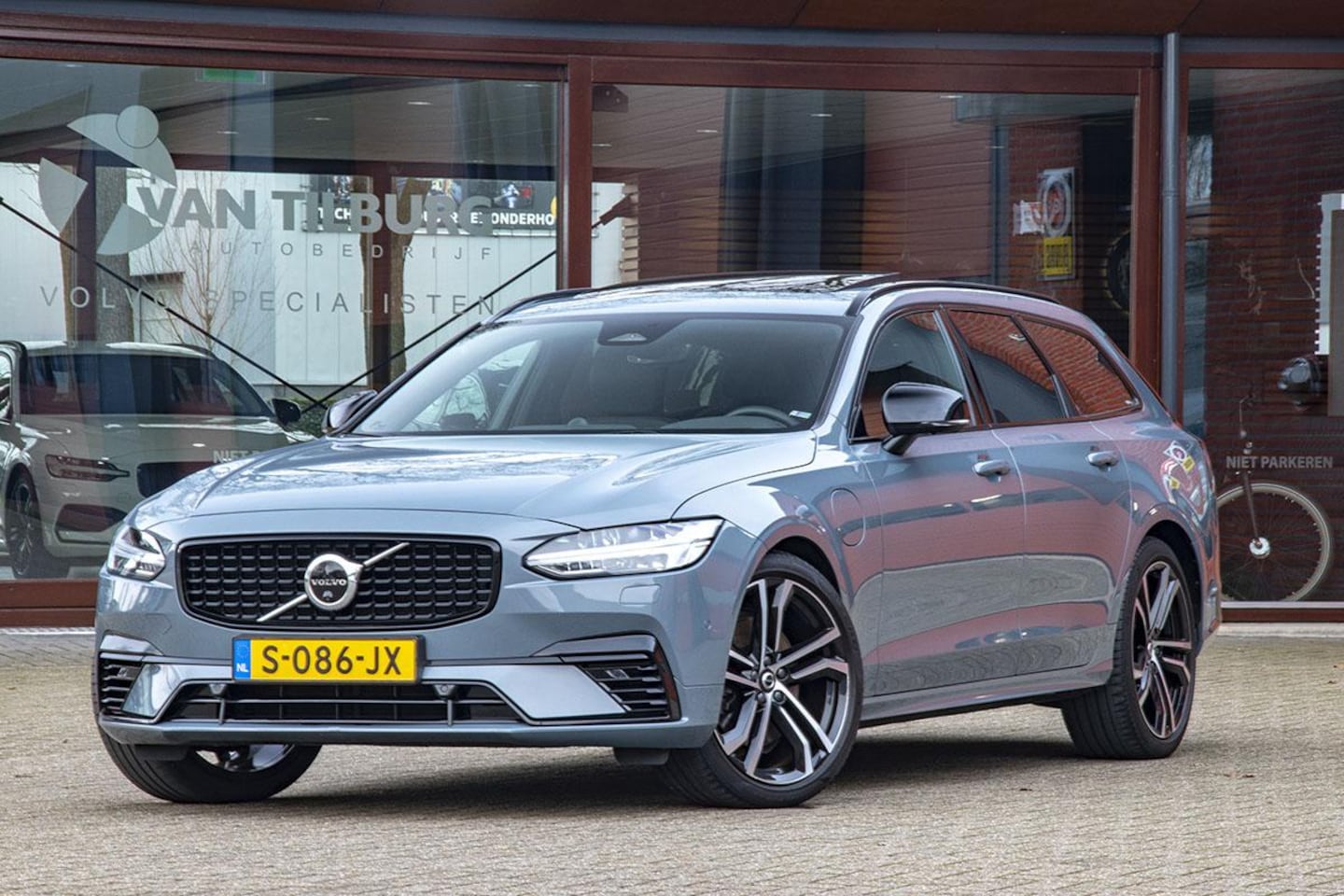 Volvo V90 - 2.0 T8 AWD R-DESIGN / BOWERS&WILKINS / PANO - AutoWereld.nl