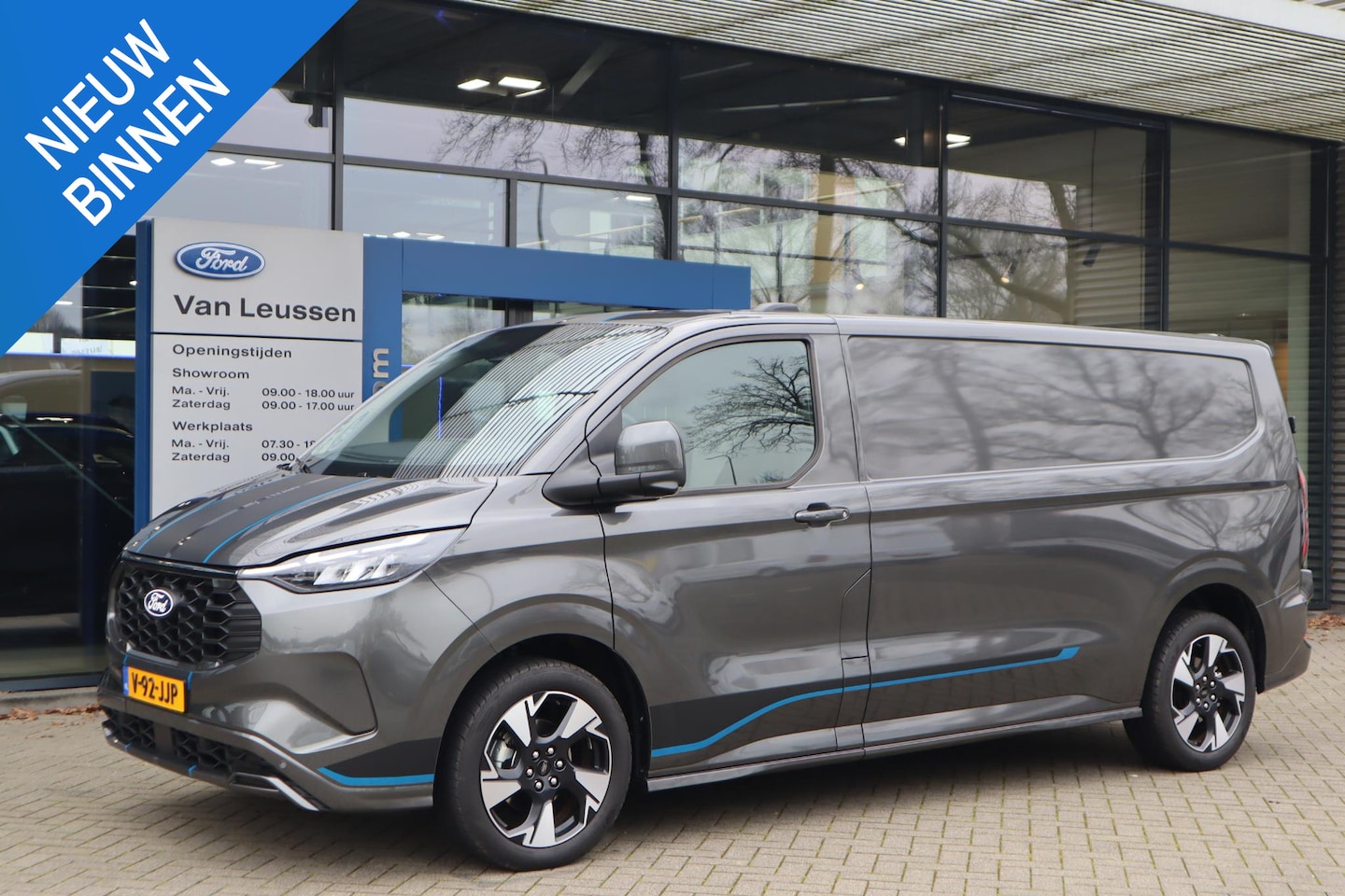 Ford Transit Custom - 320 2.5 PHEV L2H1 SPORT 233PK PLUG-IN HYBRID TREKHAAK ADAPTIVE-CRUISE NL-AUTO - AutoWereld.nl