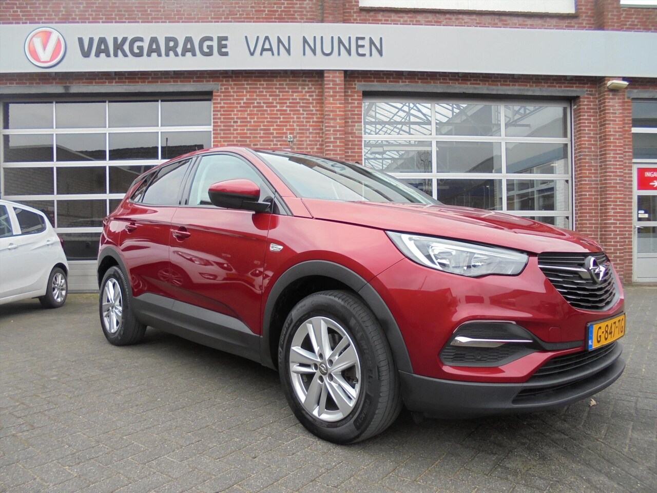 Opel Grandland X - 1.2 Turbo 130pk Aut8 Business Executive||Trekhaak||Rijklaar|| - AutoWereld.nl