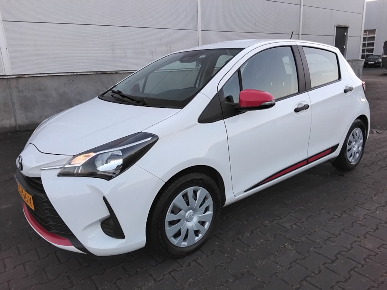 Toyota Yaris - 1.0 VVT-i Design Red ;6mnd garantie ; Apk Aug.2026 - AutoWereld.nl