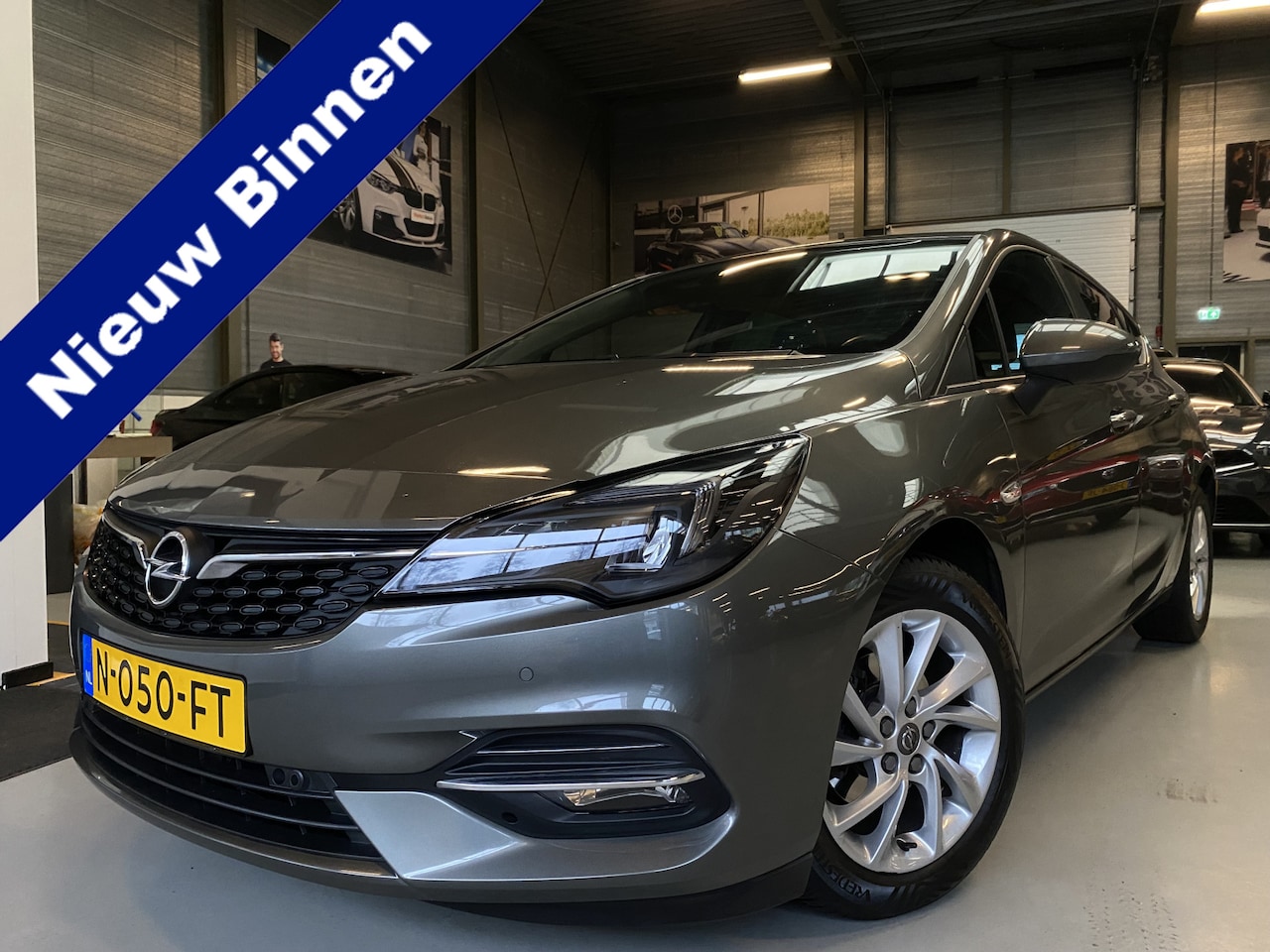 Opel Astra - 1.2 Edition Cruise, Navi, Stoel / stuurwielverwarming - AutoWereld.nl