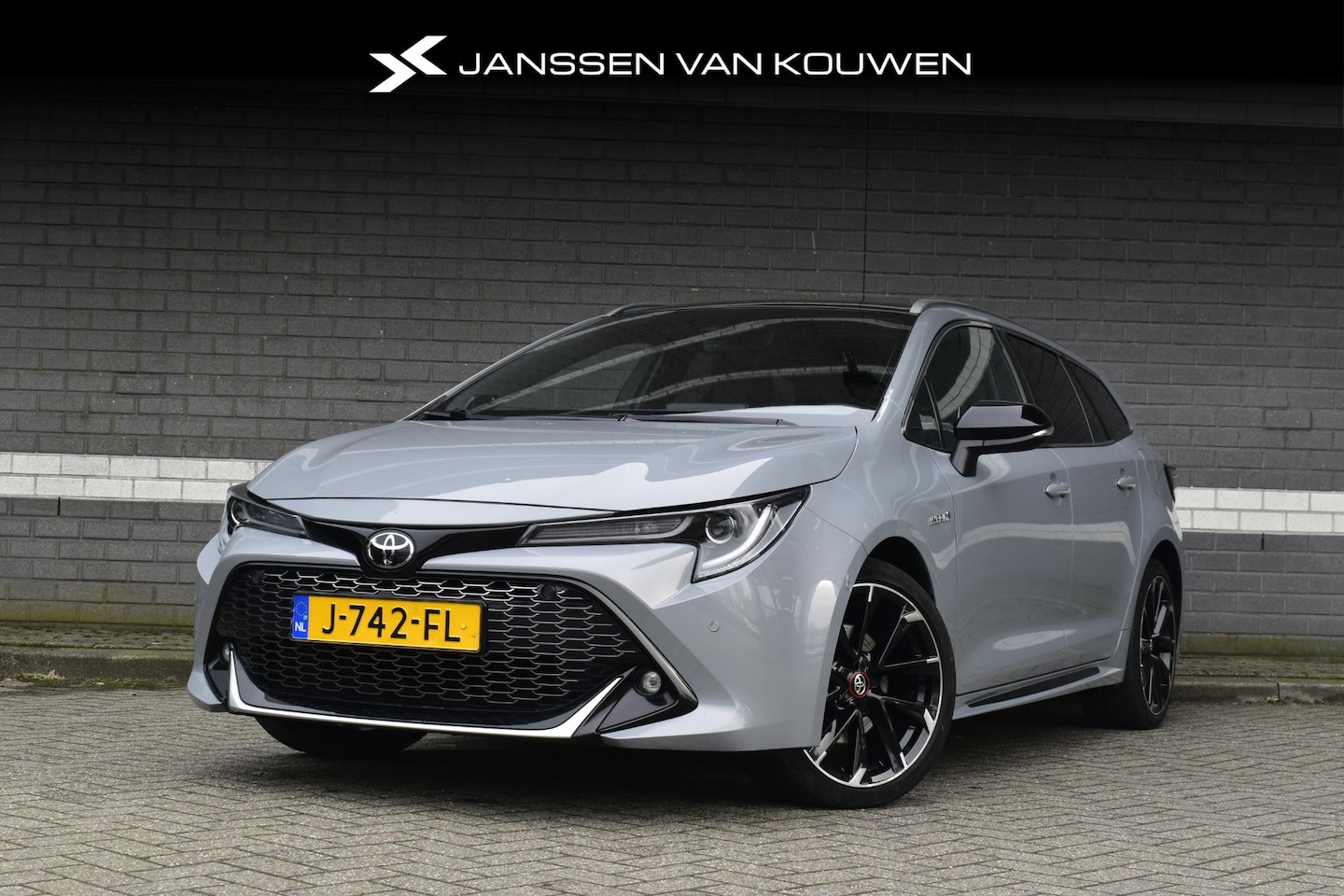 Toyota Corolla Touring Sports - 2.0 Hybrid GR-Sport Plus Pano Stoelverwarming Camera LED Koplampen Cement Grey - AutoWereld.nl