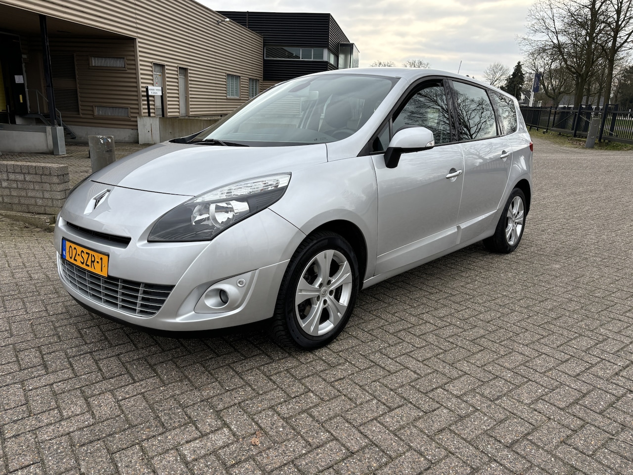 Renault Grand Scénic - 2.0 Dynamique Automaat [ fm navi,ecc,audio,cruise,lmv ] - AutoWereld.nl