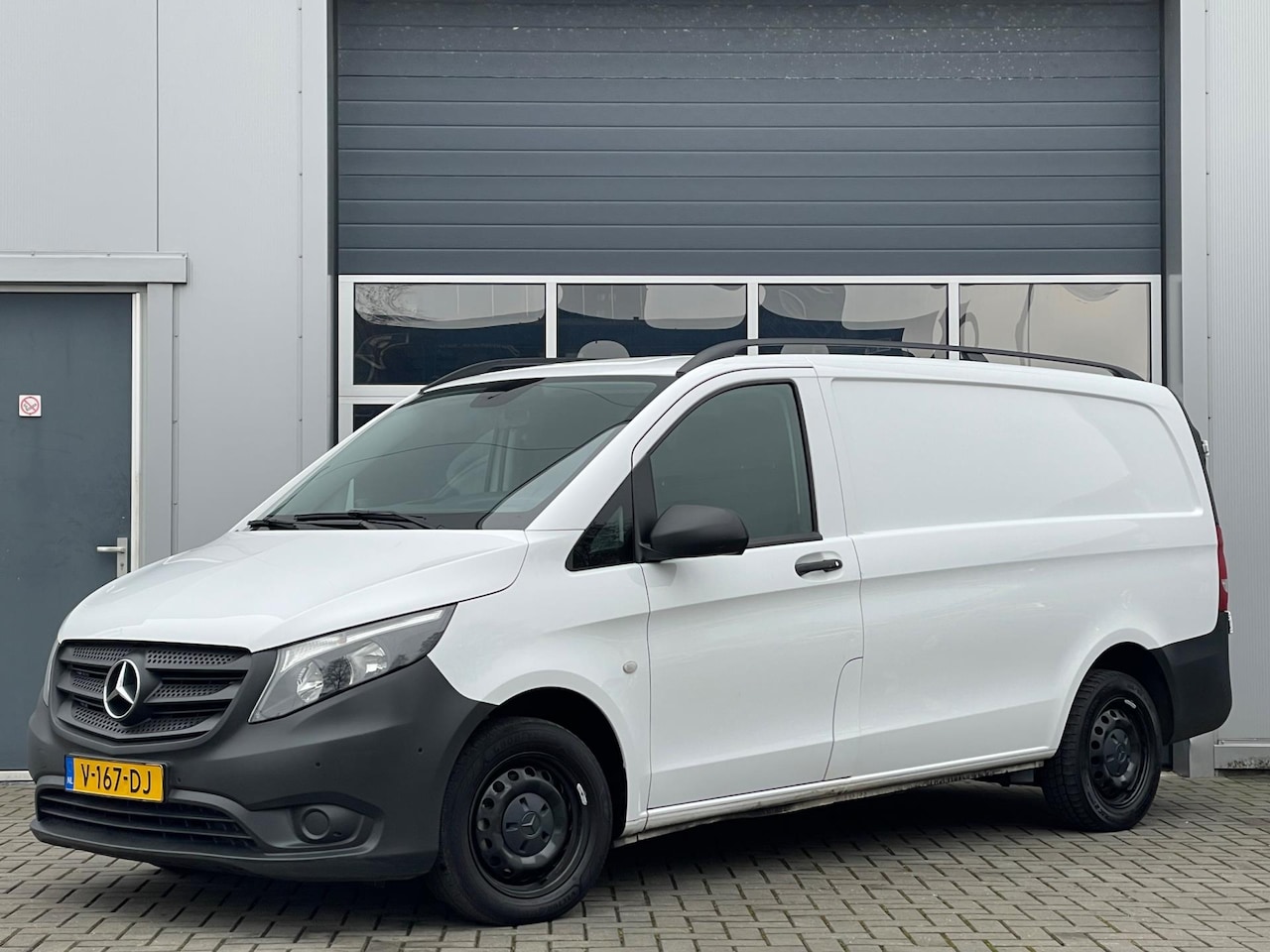 Mercedes-Benz Vito - 109 CDI Functional Lang | Navi | Camera | PDC v+a | 3-zits | Trekhaak | Sidebars - AutoWereld.nl