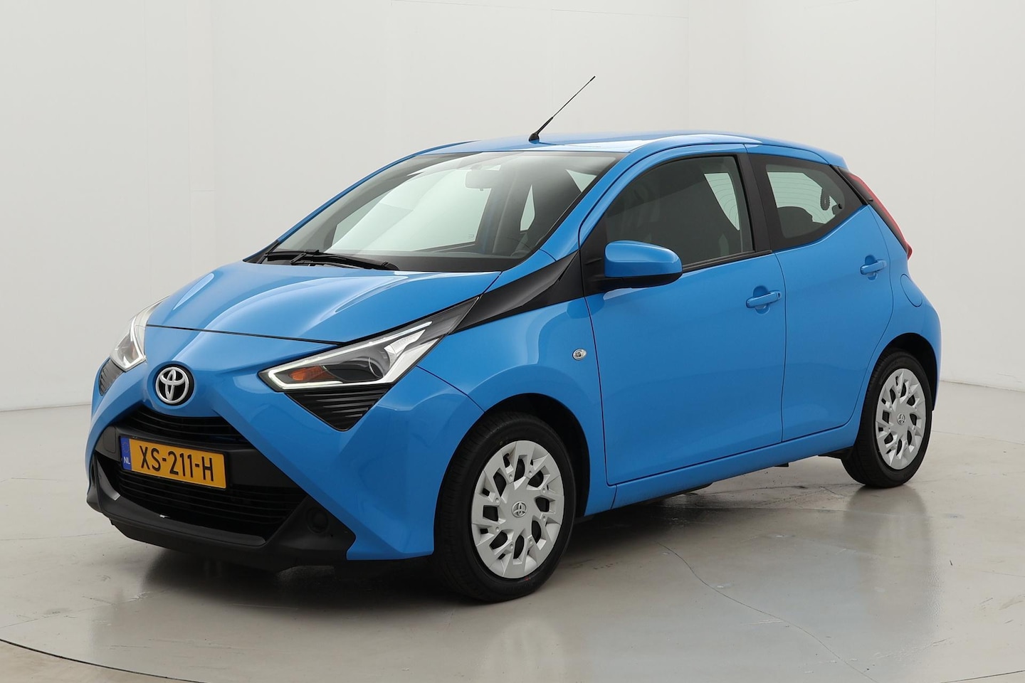 Toyota Aygo - 1.0 VVT-i x-play | Apple Carplay / Android Auto - AutoWereld.nl