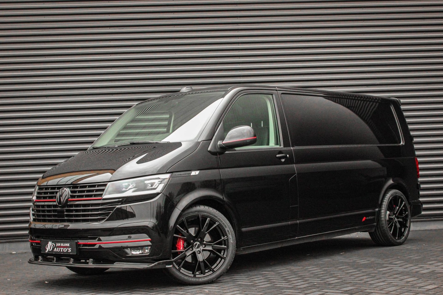 Volkswagen Transporter - 2.0 TDI L2H1 150PK FULL BLACK / JB- EDITION / LEDEREN BEKLEDING / VERLAGINGSVEREN / APPLE - AutoWereld.nl