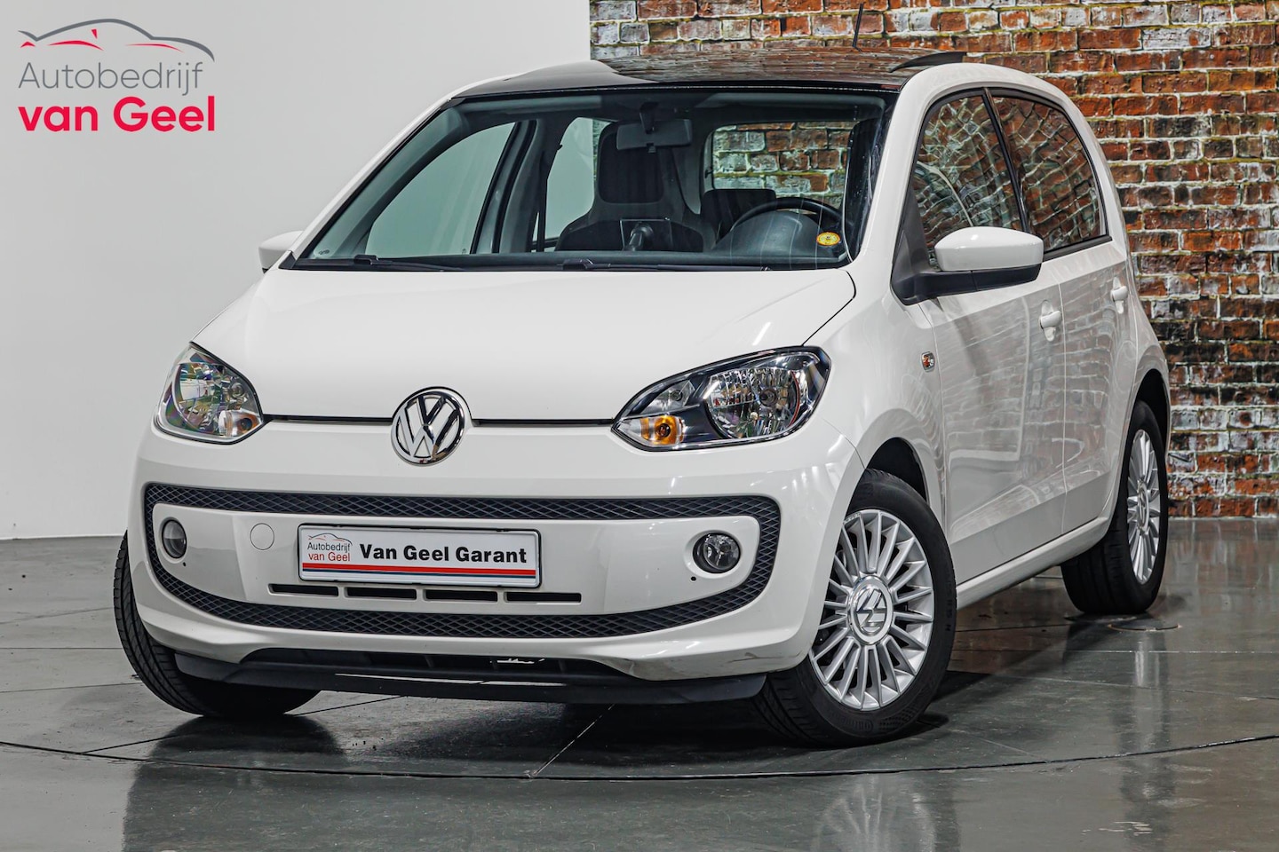 Volkswagen Up! - 1.0 high up! BlueMotion I Pano I Stoelverwarming I Rijklaarprijs - AutoWereld.nl