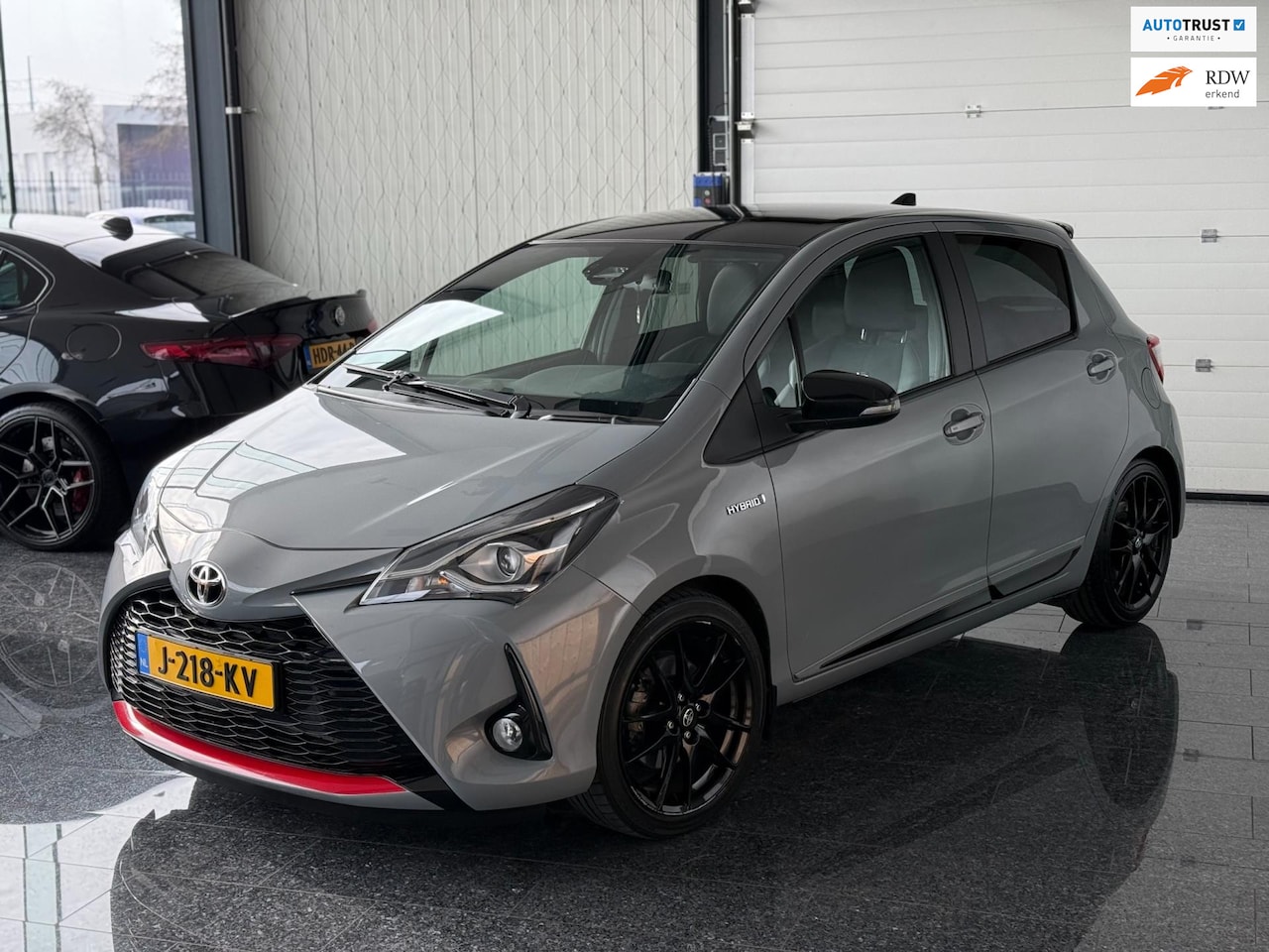 Toyota Yaris - 1.5 Hybrid Dynamic GR Sport Grijs 2019 - AutoWereld.nl