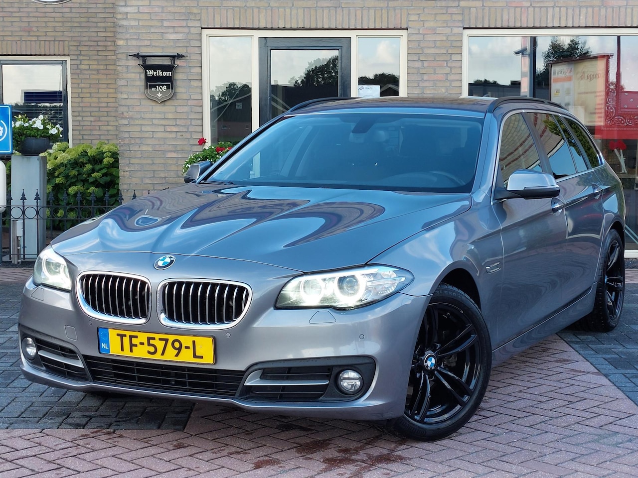 BMW 5-serie Touring - 520d Luxury Edition | Trekhaak | Xenon | Panoramadak | Stoelverwarming - AutoWereld.nl