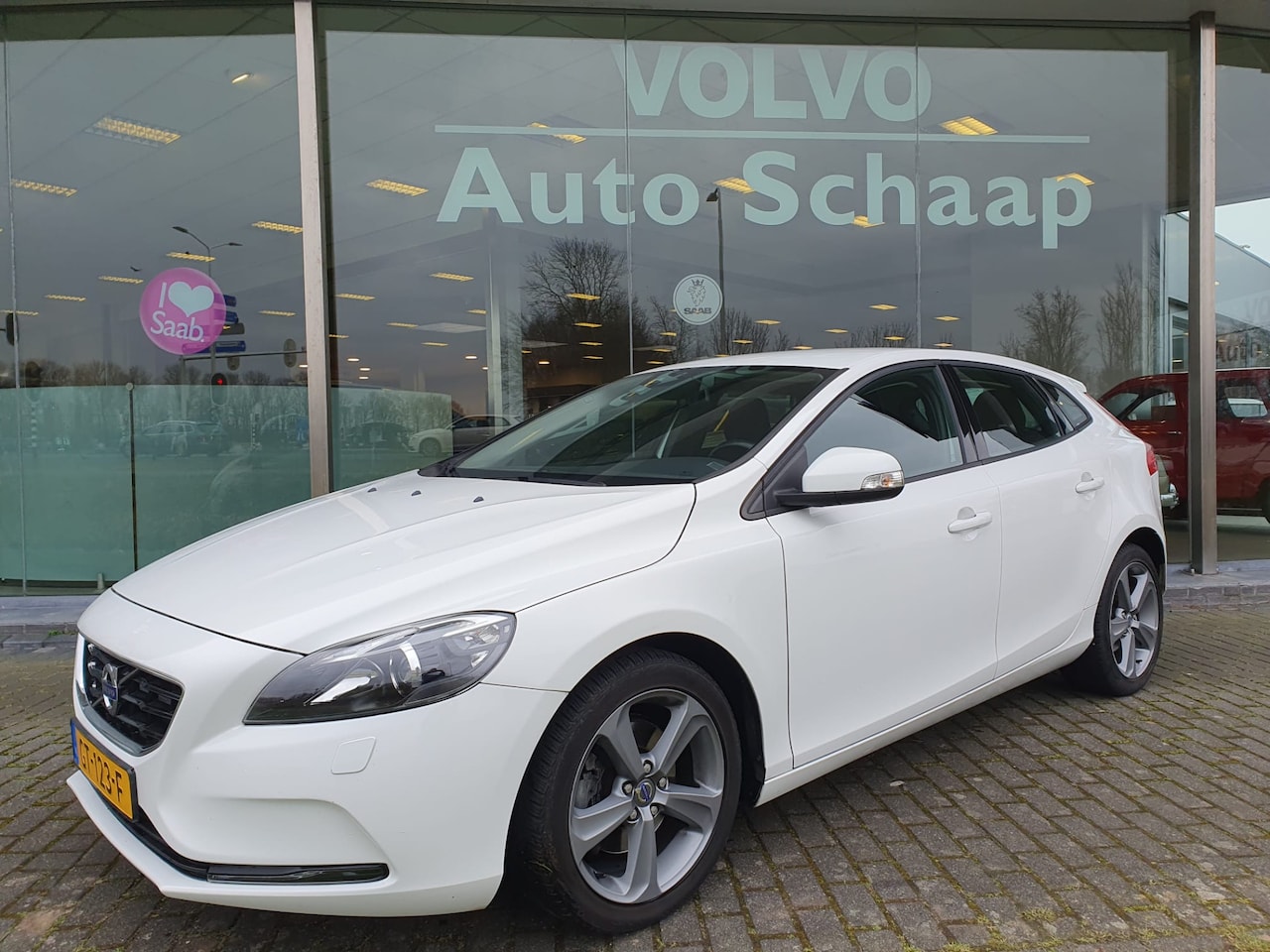 Volvo V40 - 1.6 T2 Business | Rijklaar incl garantie | Meesturende xenon Verwarmbaar voorruit Navigati - AutoWereld.nl