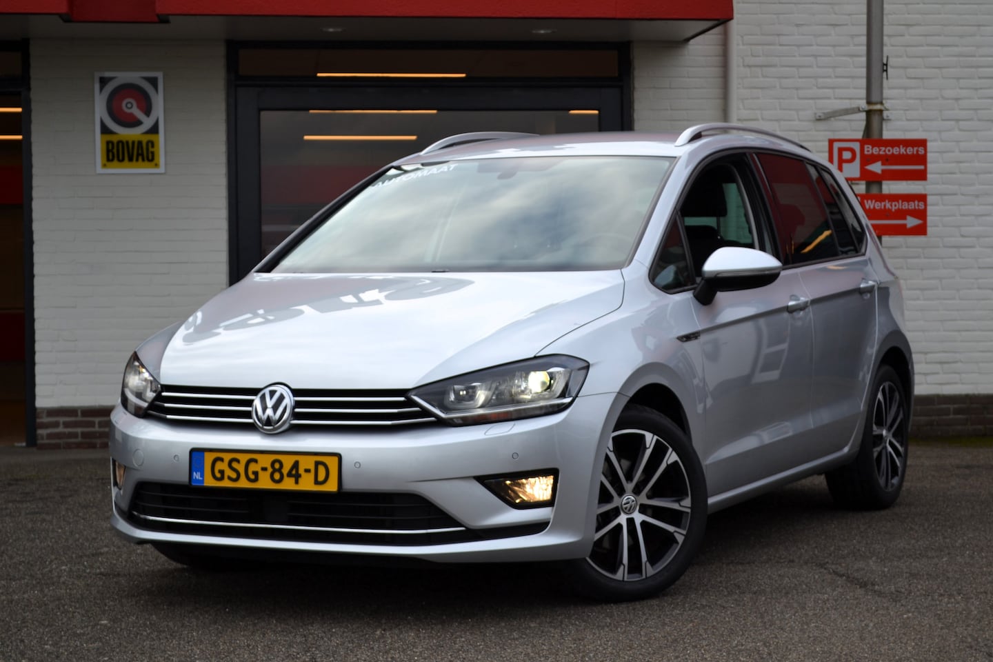 Volkswagen Golf Sportsvan - 1.4 TSI Highline 1.4 TSI Highline, Lounge, DSG-Automaat, Navi, Clima, Trekhaak, Xenon, Pdc V+A, LM, 1e eige - AutoWereld.nl