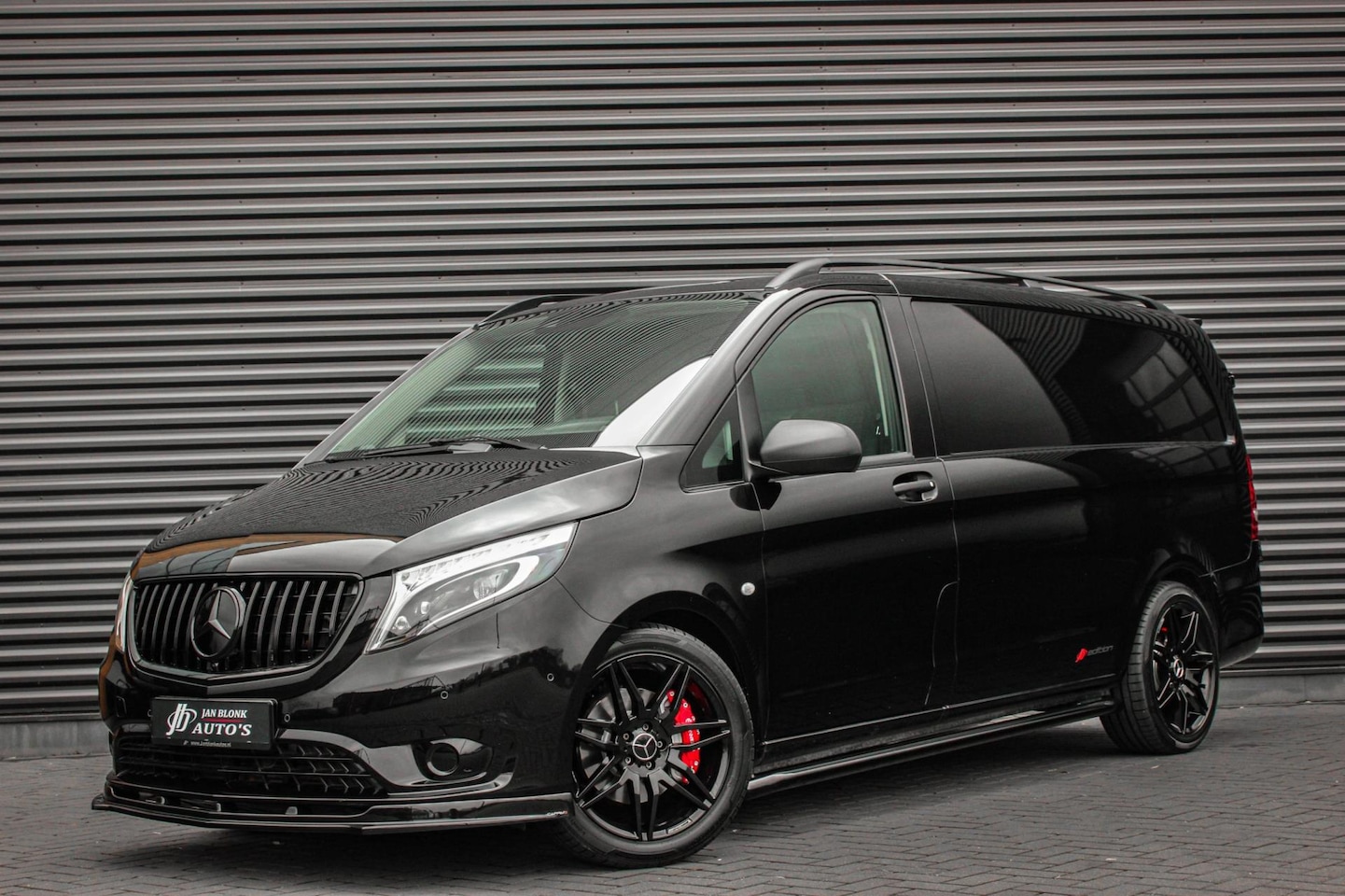 Mercedes-Benz Vito - 190PK JB-EDITION FULL BLACK / AMG / SPOILER / VERLAGINGSVEREN / NAVIGATIE / CLIMATE CONTRO - AutoWereld.nl