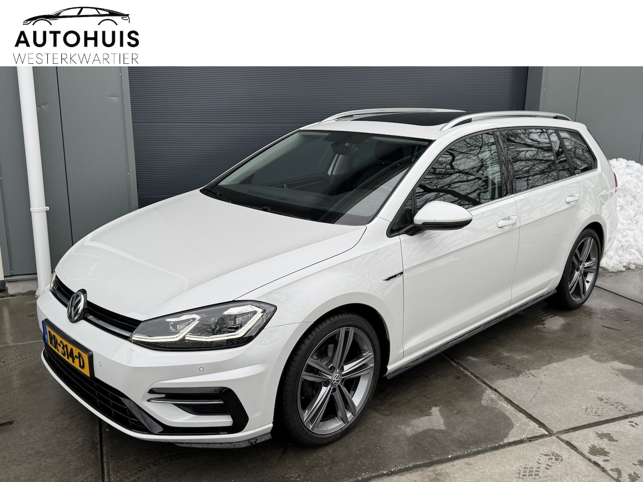 Volkswagen Golf Variant - 1.0 TSI 110pk DSG Highline Business R Panorama Stoelverwarming Massagestoel 18" velgen LED - AutoWereld.nl