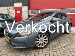 Volvo V40 - 1.6 T3 Momentum NWE D-RIEM / TREKHAAK / CAMERA / NAVI / CLIMA / PDC / BLUETOOTH / CRUISE /