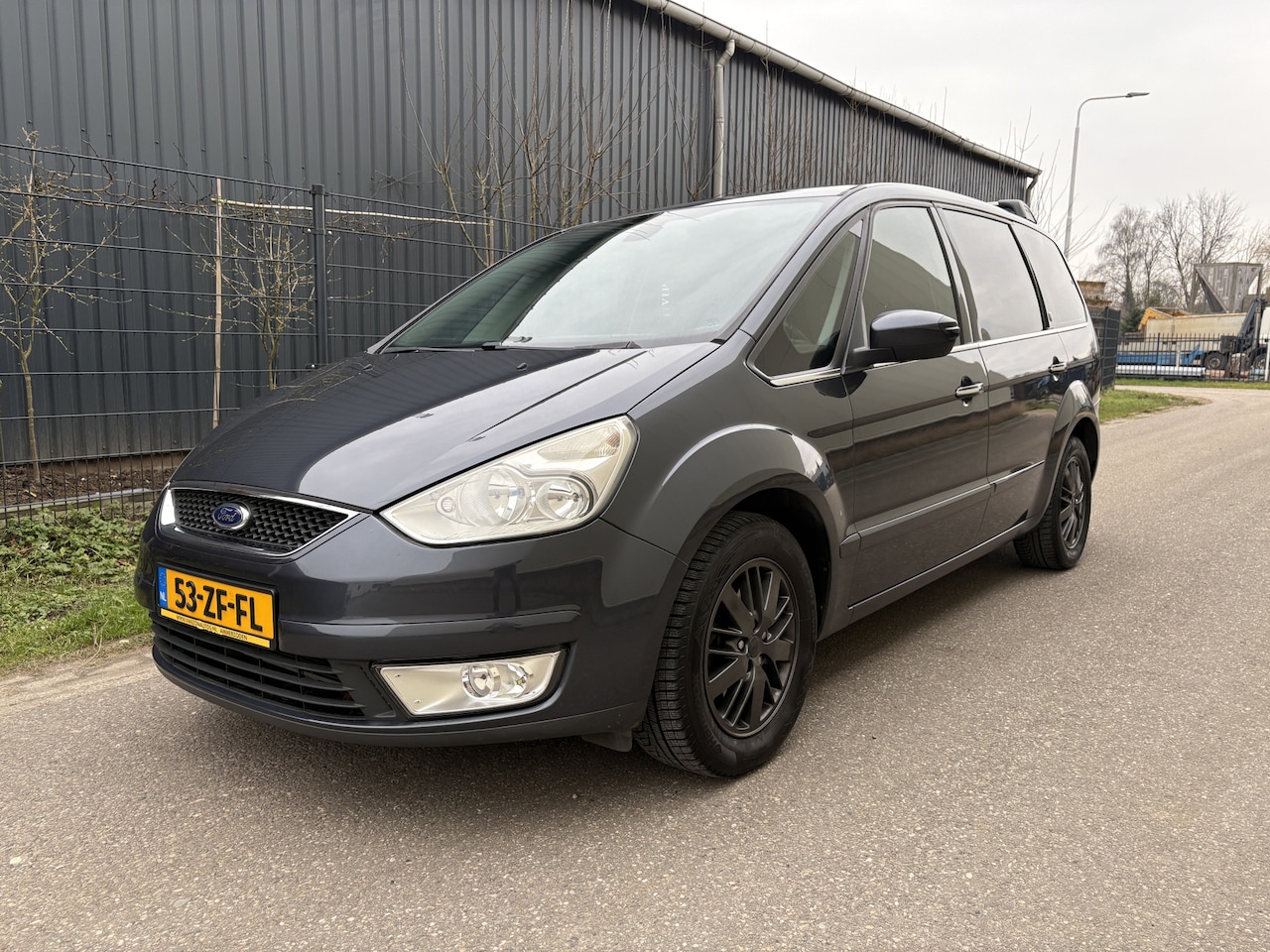 Ford Galaxy - 2.3-16V Ghia / AUTOMAAT / AIRCO / CRUISE / 7 PERSOONS - AutoWereld.nl