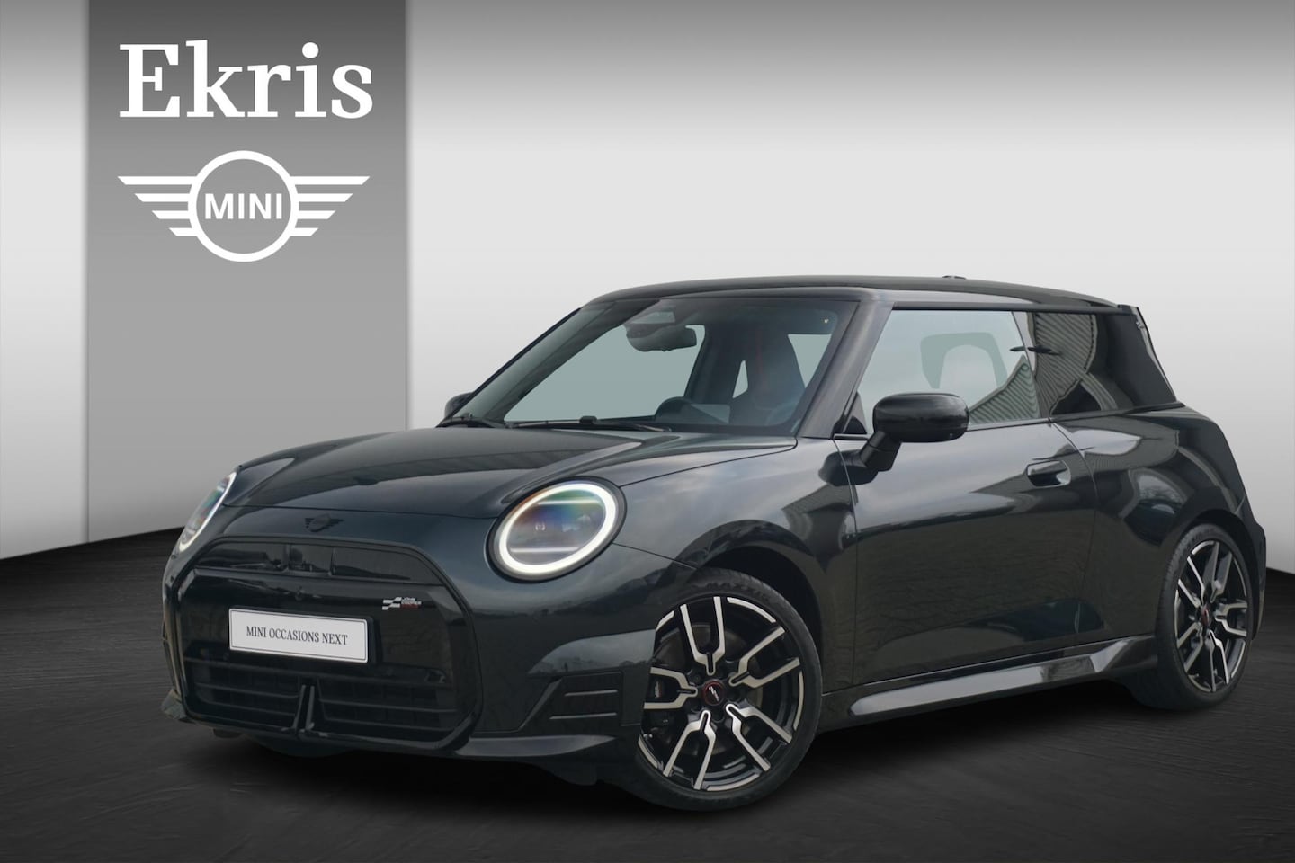 MINI Mini-Electric - Cooper SE John Cooper Works / Pakket XL / 18'' JCW Lap Spoke 2-tone Lm velgen / Panoramada - AutoWereld.nl