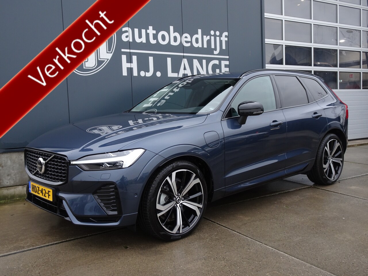 Volvo XC60 - 2.0 T6 Plug-in hybr AWD Plus Dark luchtvering - AutoWereld.nl