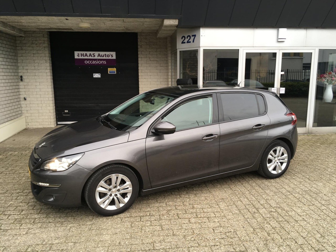 Peugeot 308 - 1.6 BlueHDi Blue Lease Executive / PANORAAM / ALU VELGEN / NAVI / CRUISE - AutoWereld.nl