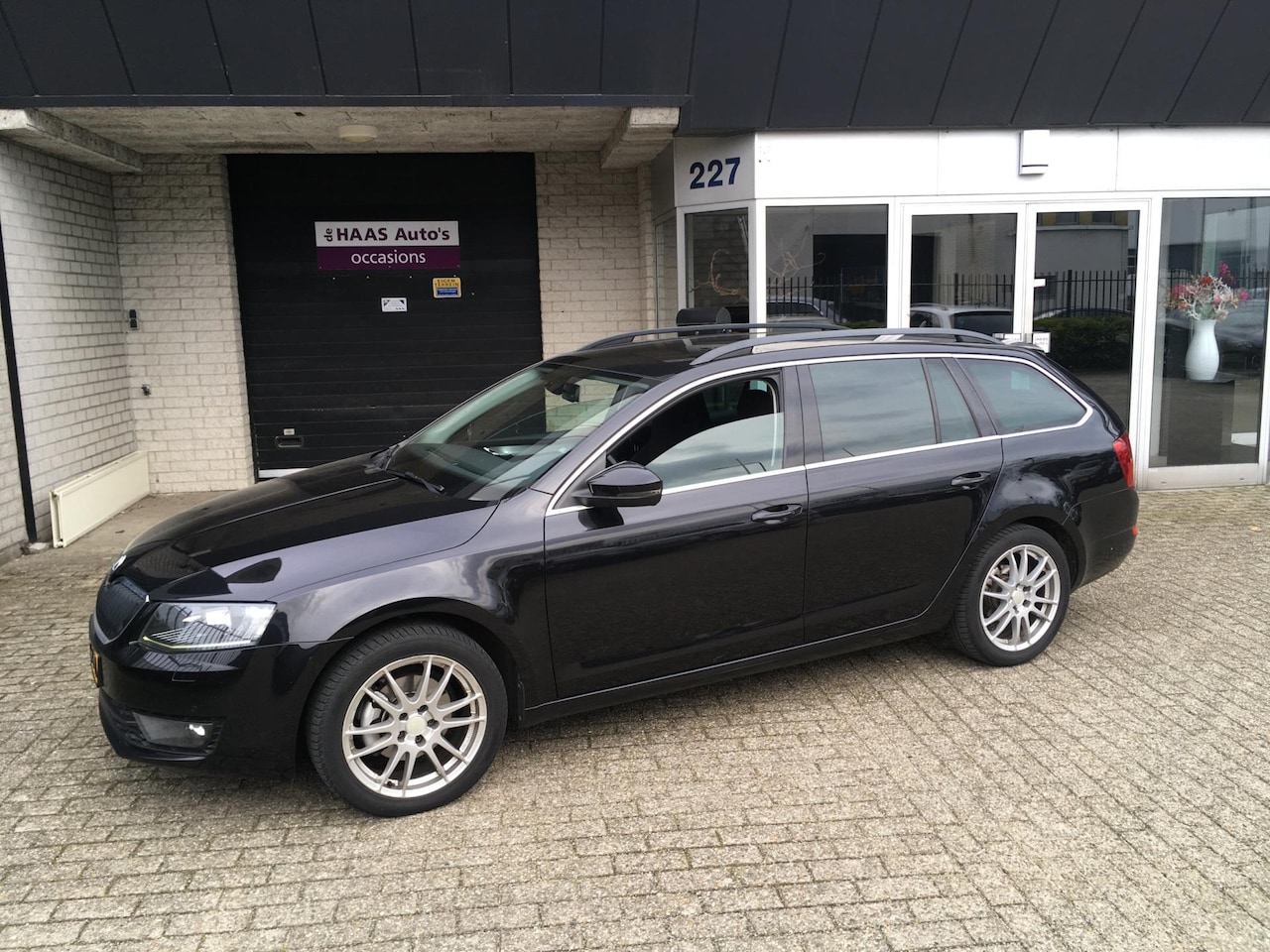 Skoda Octavia Combi - 2.0 TDI Greentech Style / NAVI / KEYLESS / XENON / WINTERSET+ZOMERSET - AutoWereld.nl