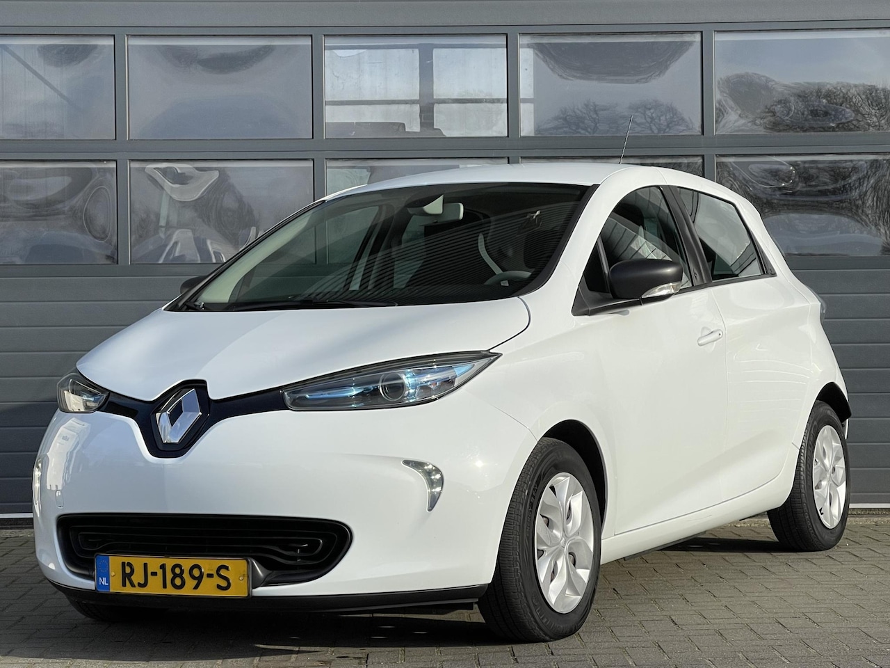 Renault Zoe - LIFE 41 kWh I KOOPACCU I AUTOMAAT I 90% SOH I CRUISE CONTROL I NAVIGATIE I KEYLESS ENTRY - AutoWereld.nl