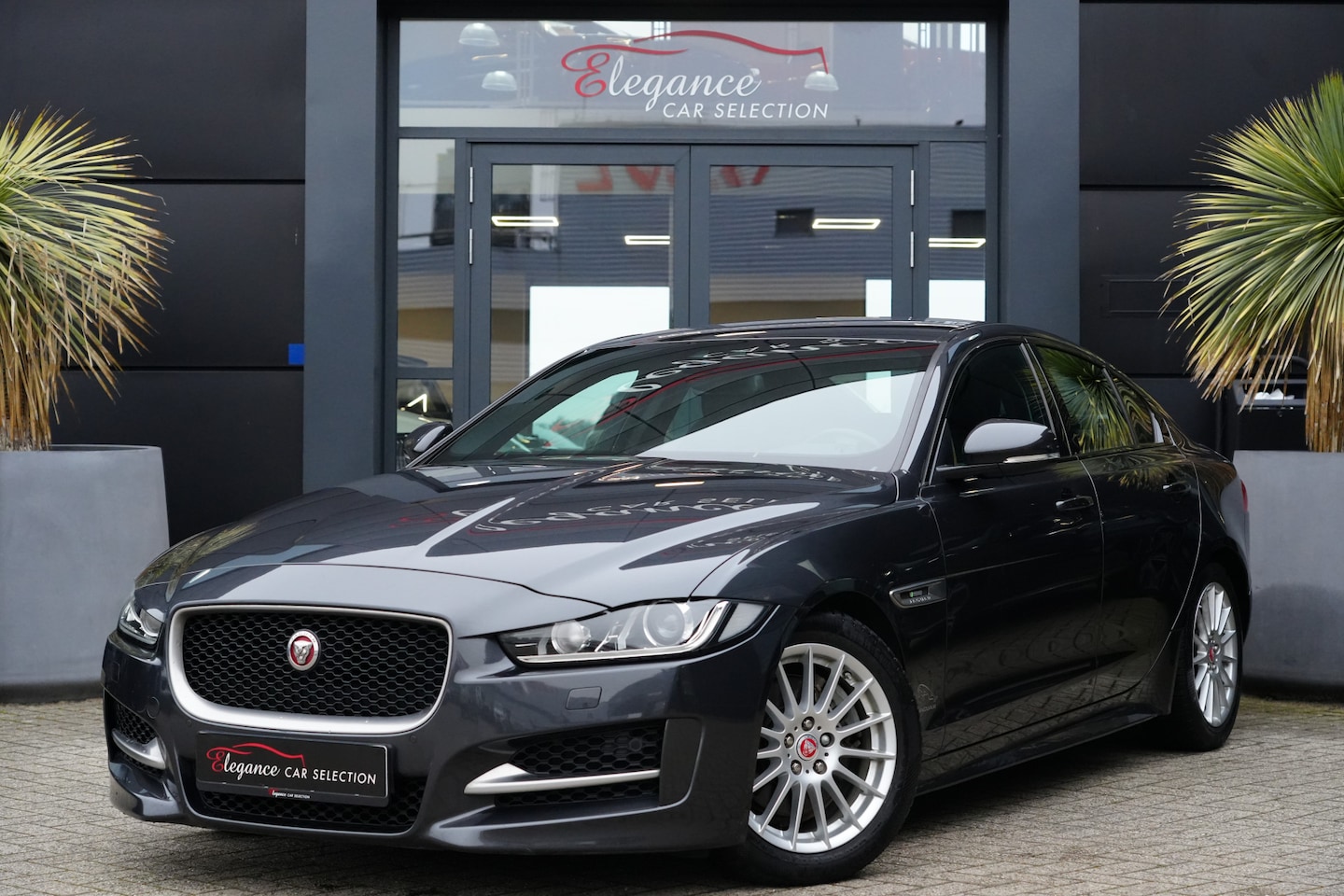 Jaguar XE - 2.0 D R-Sport 164pk Stoelverwarming/Camera/Meridian - AutoWereld.nl