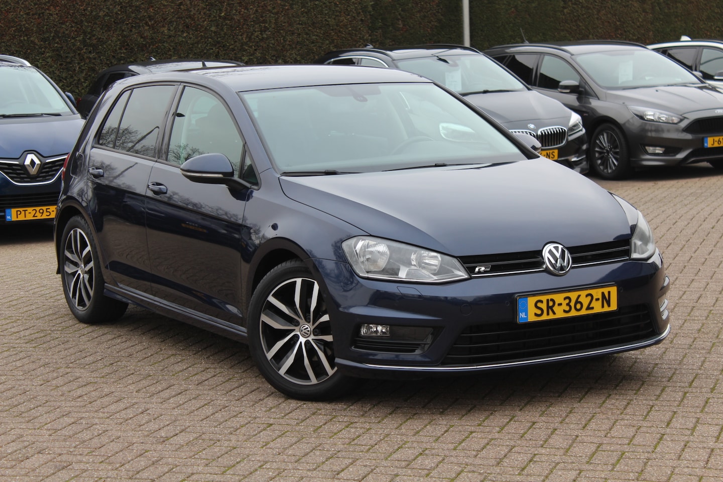 Volkswagen Golf - 1.2 TSI Highline R-line / Navigatie / Parkeerhulp V+A / Stoelverwarming / Cruise Control - AutoWereld.nl